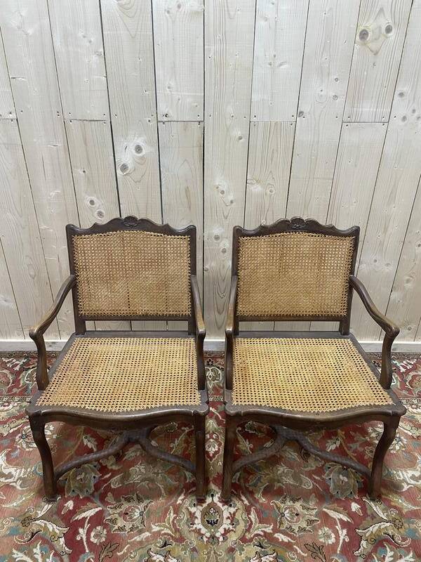 Paire de fauteuils de style Louis XIII os de mouton en cannage.