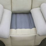 Paire de fauteuils "space age" en cuir. Couleur "crème". Circa 1970.