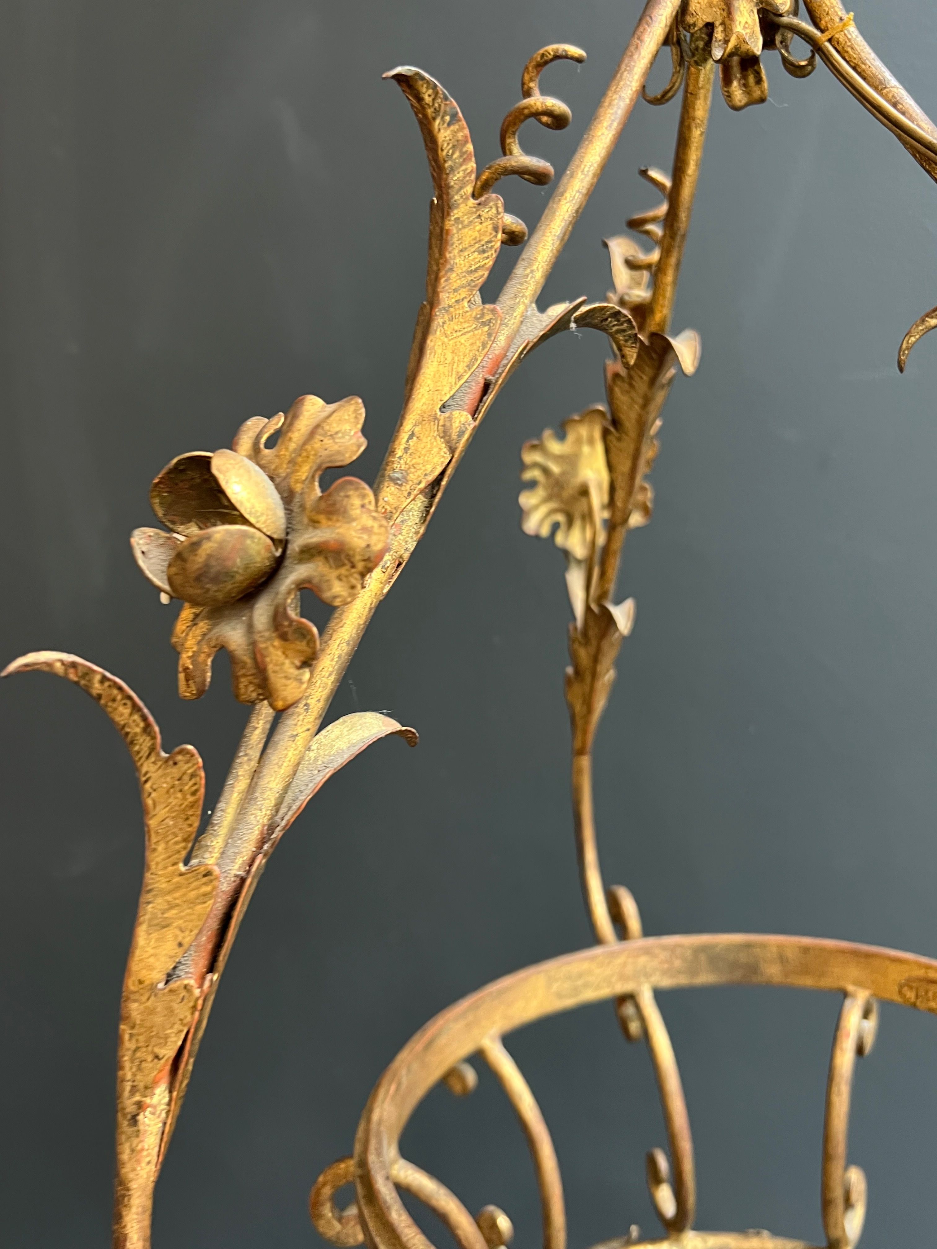 Important golden iron lantern with foliage decorations from the Baguès house.