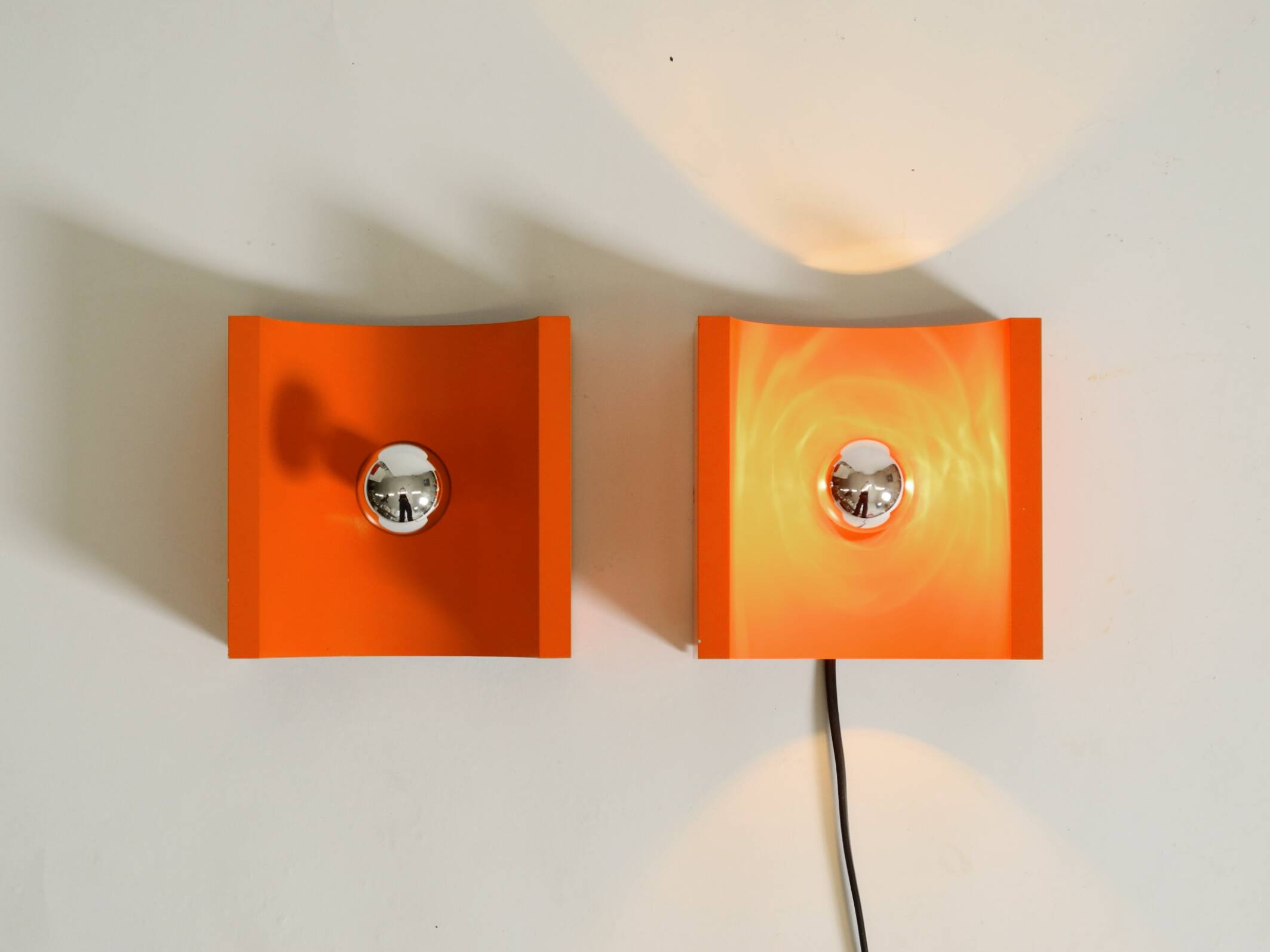 Paire de lampes murales en métal des années 60 de l'ère spatiale par Klaus Hempel pour Kaiser Leuchten