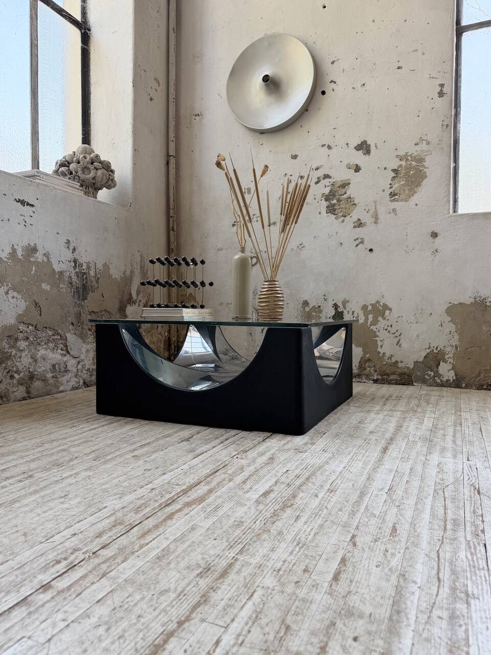 Table basse socle moulé et chrome, années 70