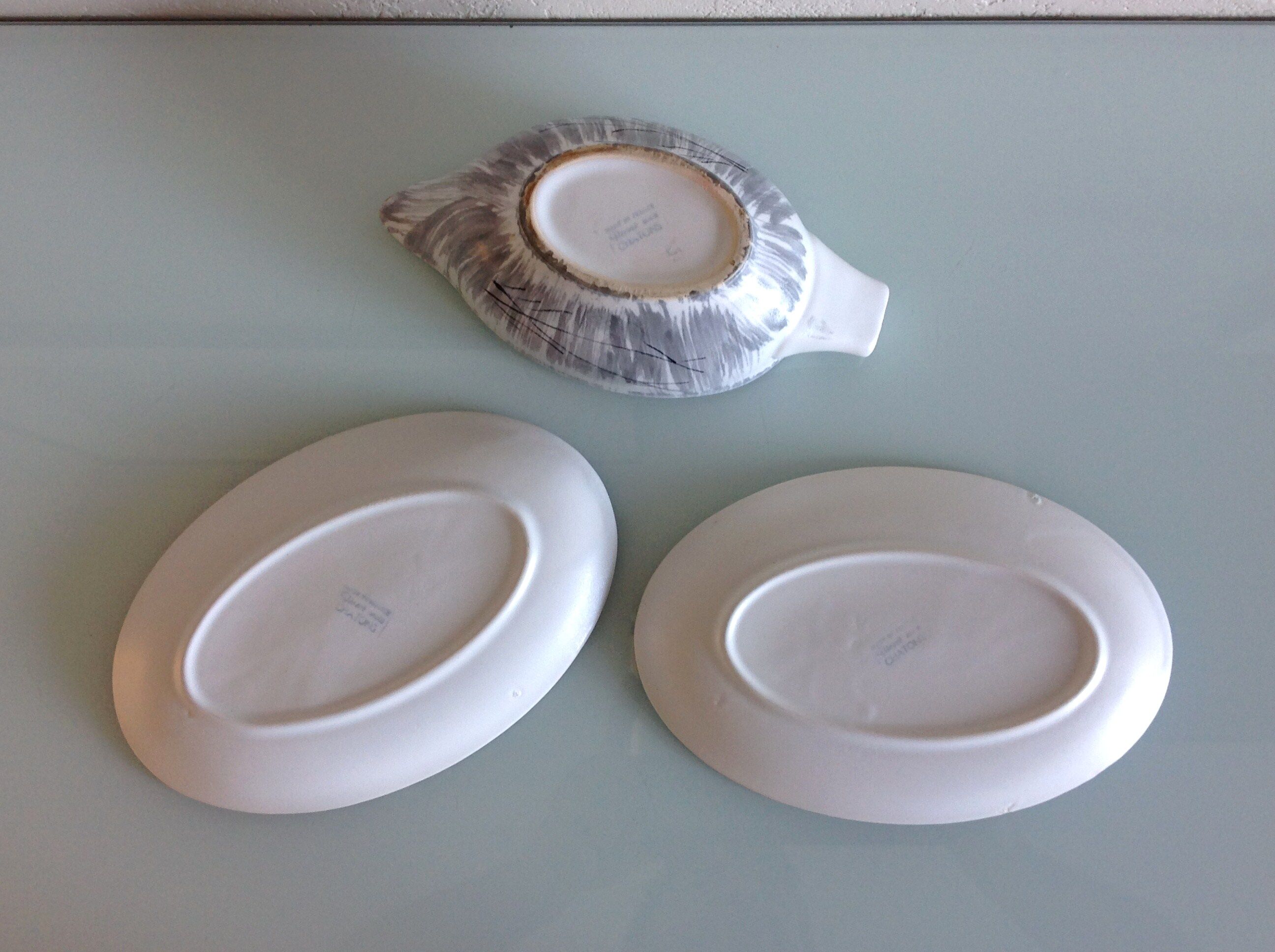 Two raviers and a white and grey cermal sauciere