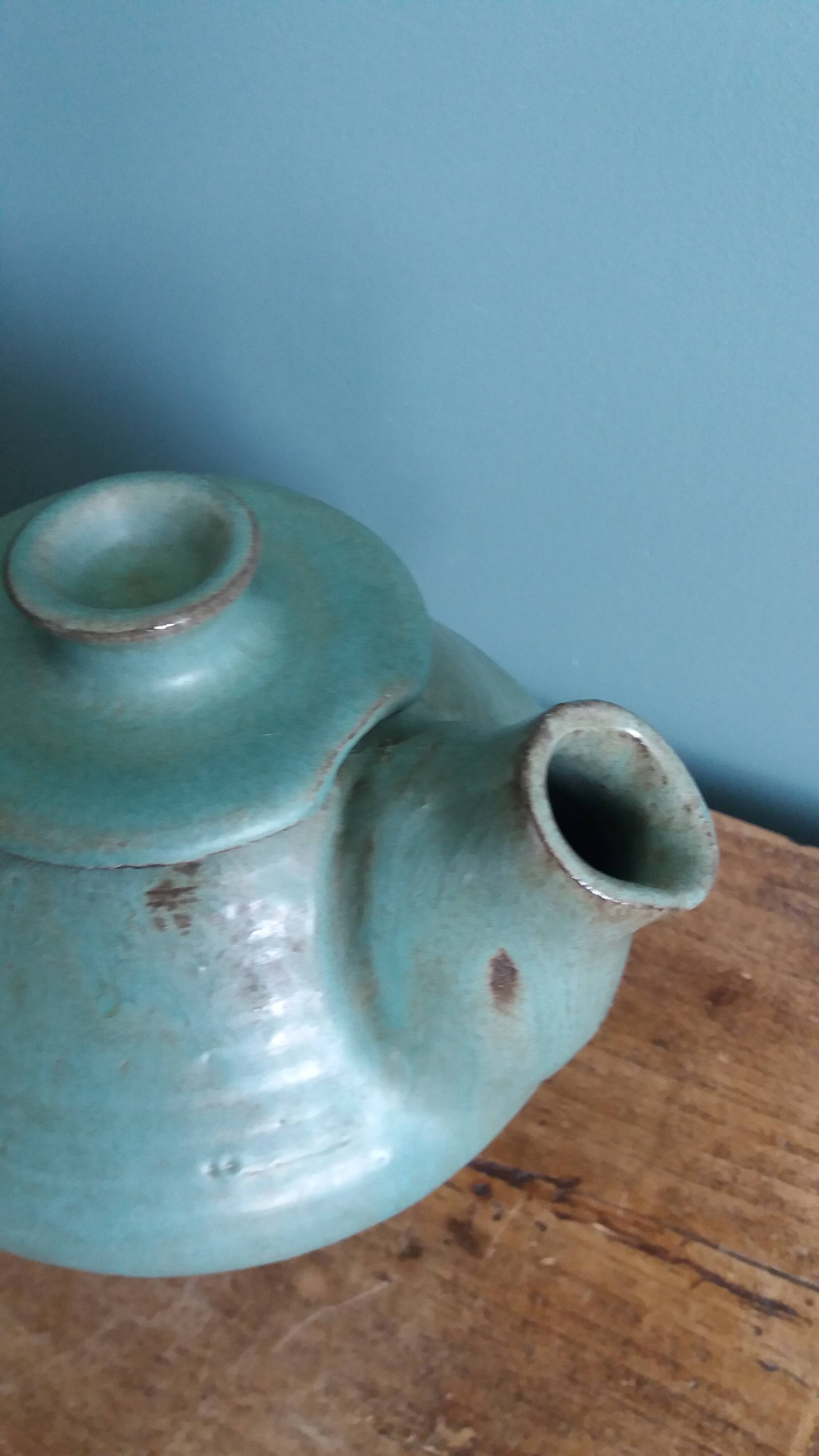 Théière artisanale en grès chamotté émaillé vert de gris signée