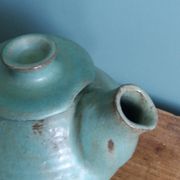Théière artisanale en grès chamotté émaillé vert de gris signée