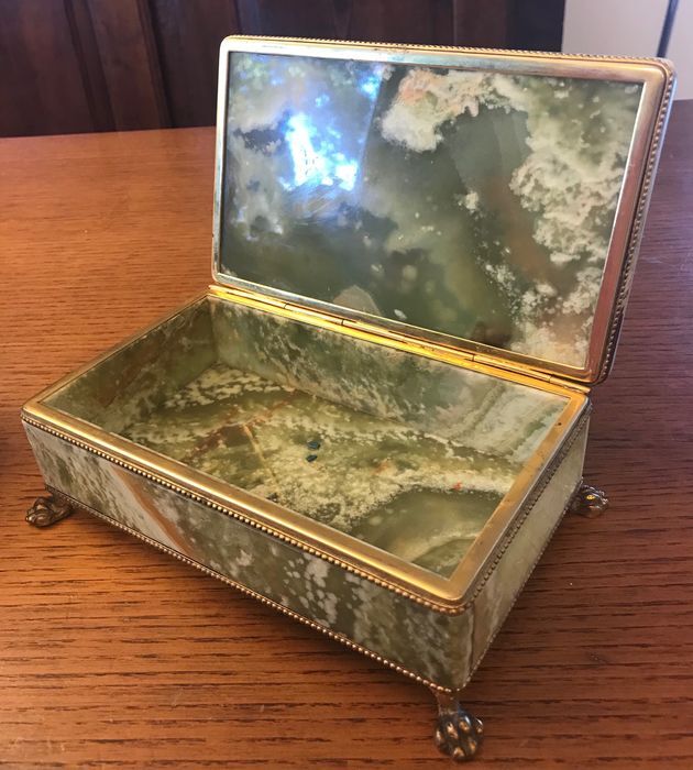 Alabaster Jewelry Box of superb alliance of green and ocher hues