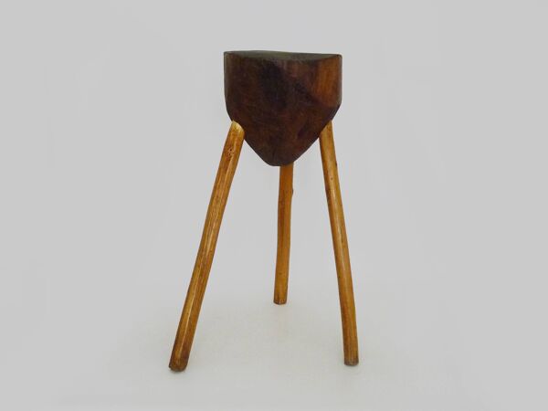 Ancien Billot de boucher tripode en chêne, sellette, tabouret. Années 5O