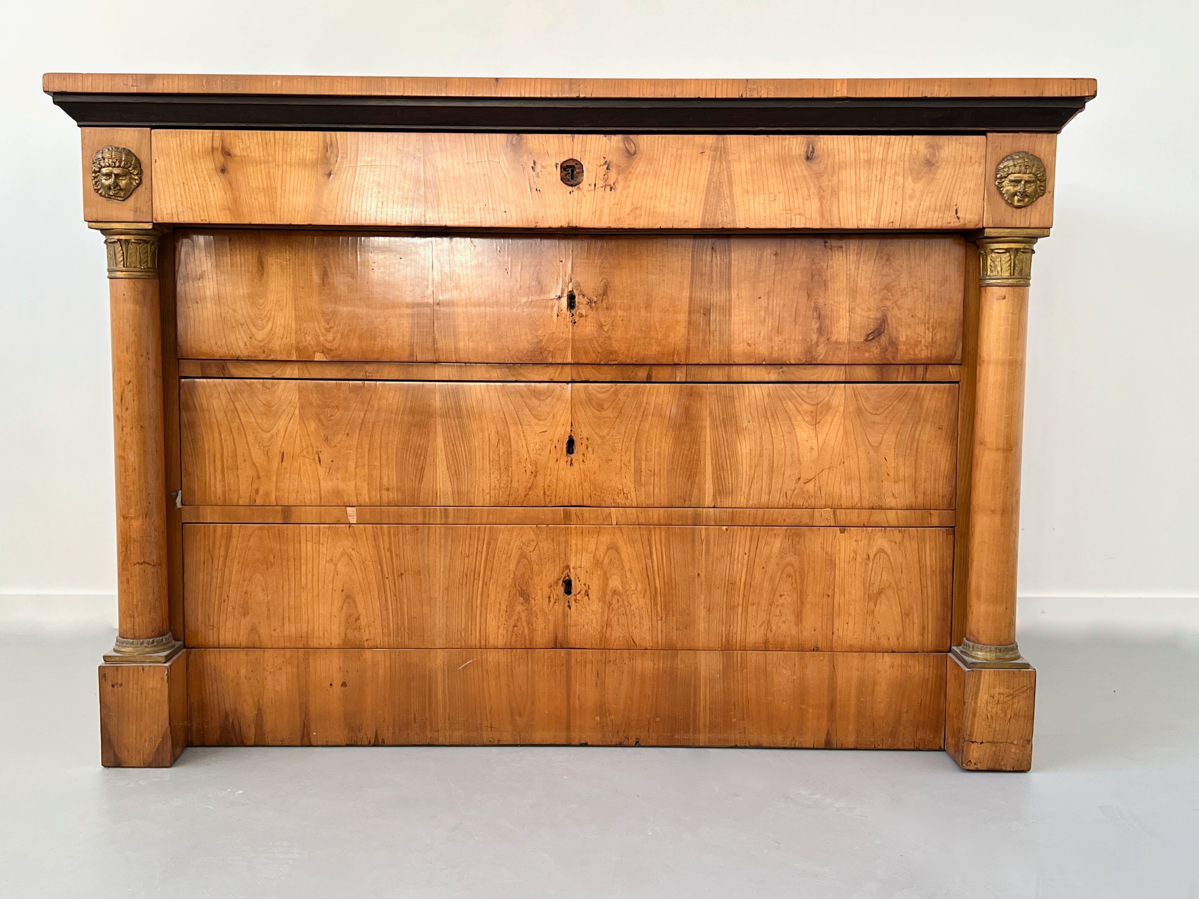 Commode Biedermeier en placage de merisier circa 1830