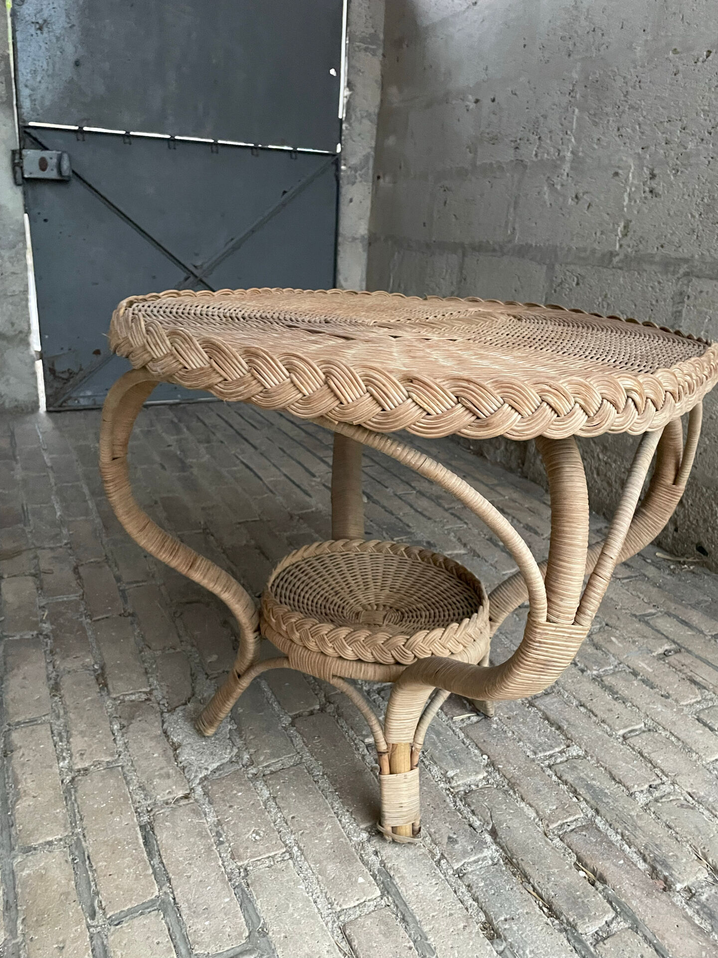 Table d'appoint vintage en rotin et osier tressé