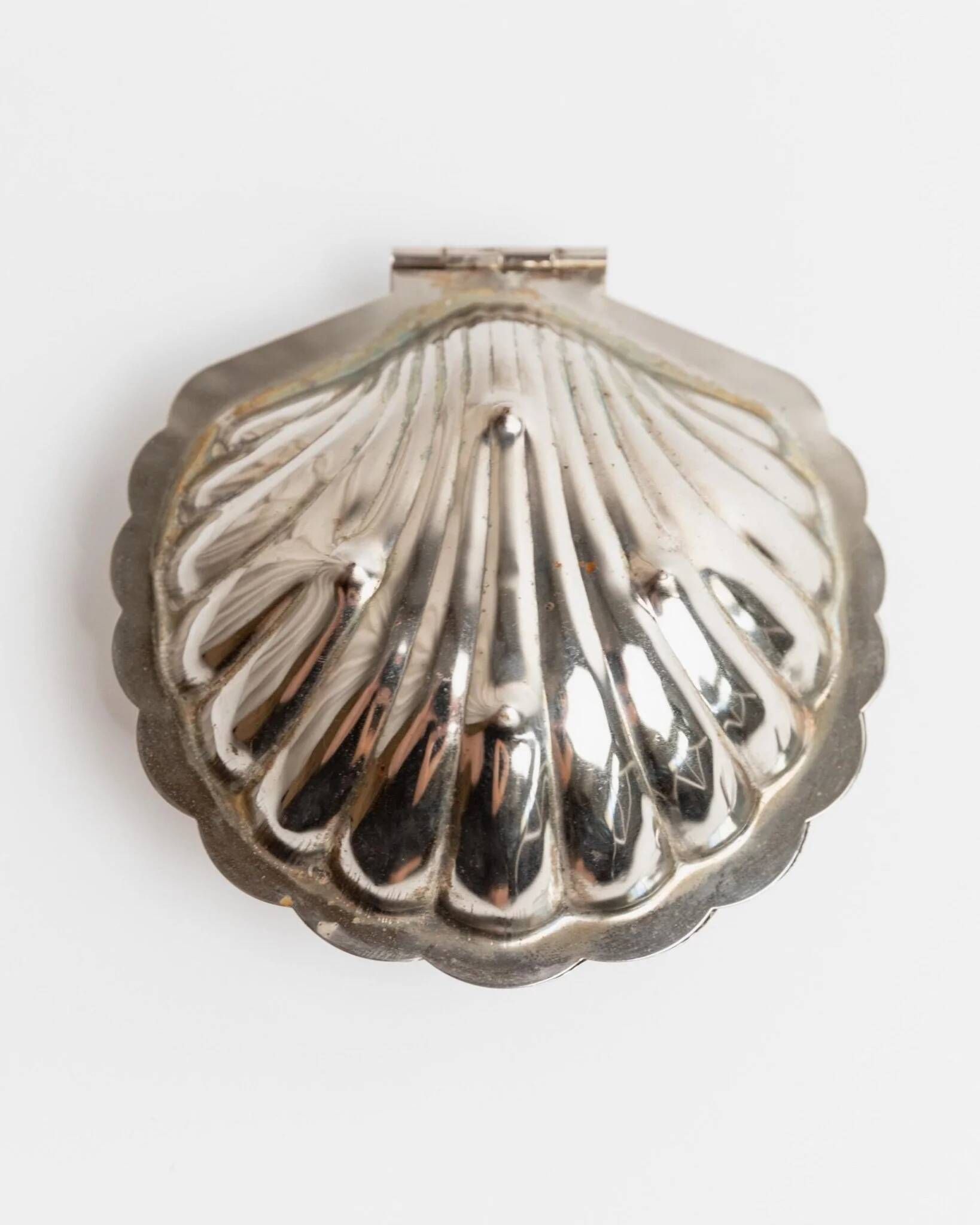 Elegant silver-tone Italian vintage 1960s shell-shaped sugar bowl with spoon