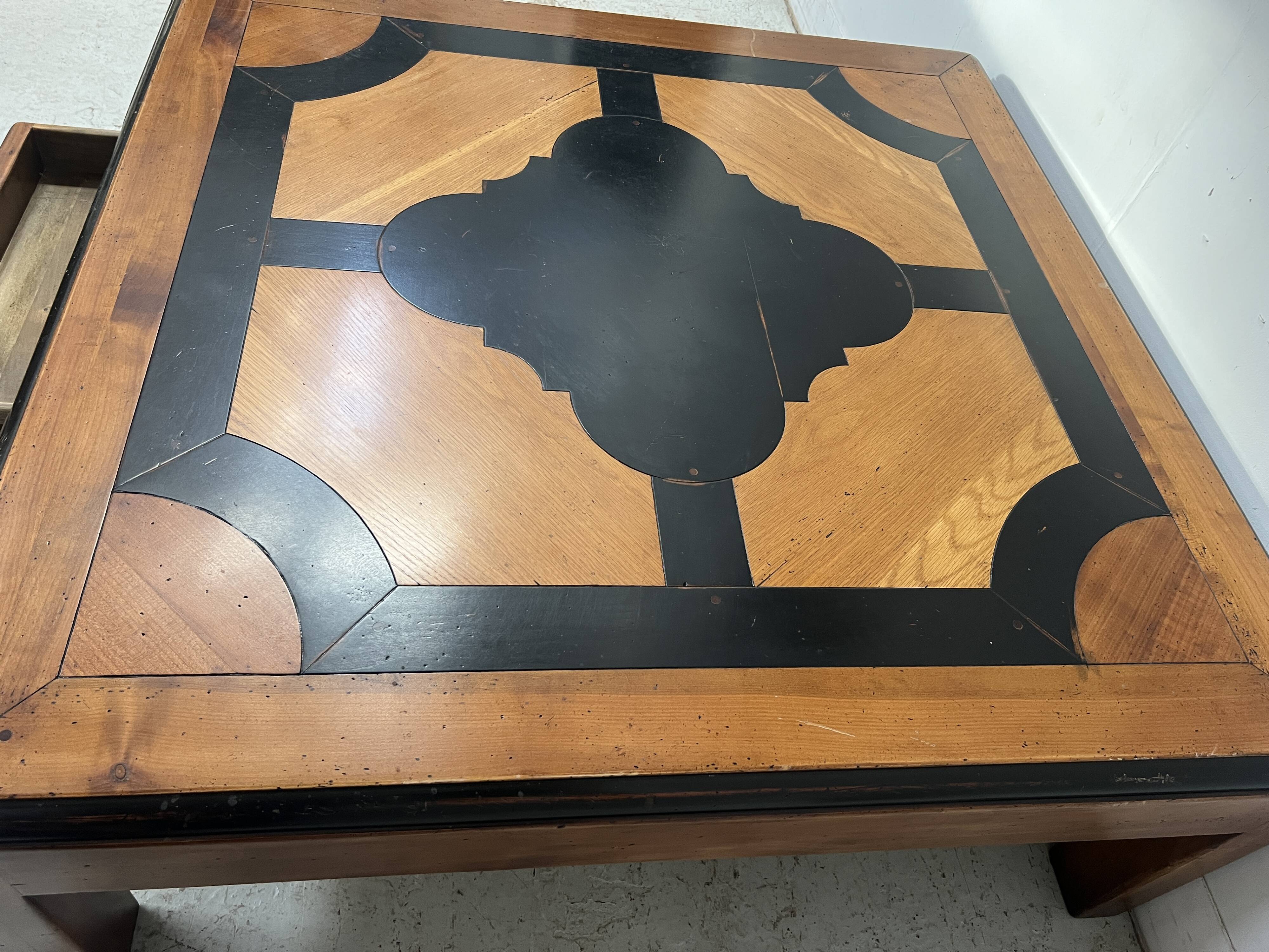 Table basse en bois a décor géomètrique XX siècle