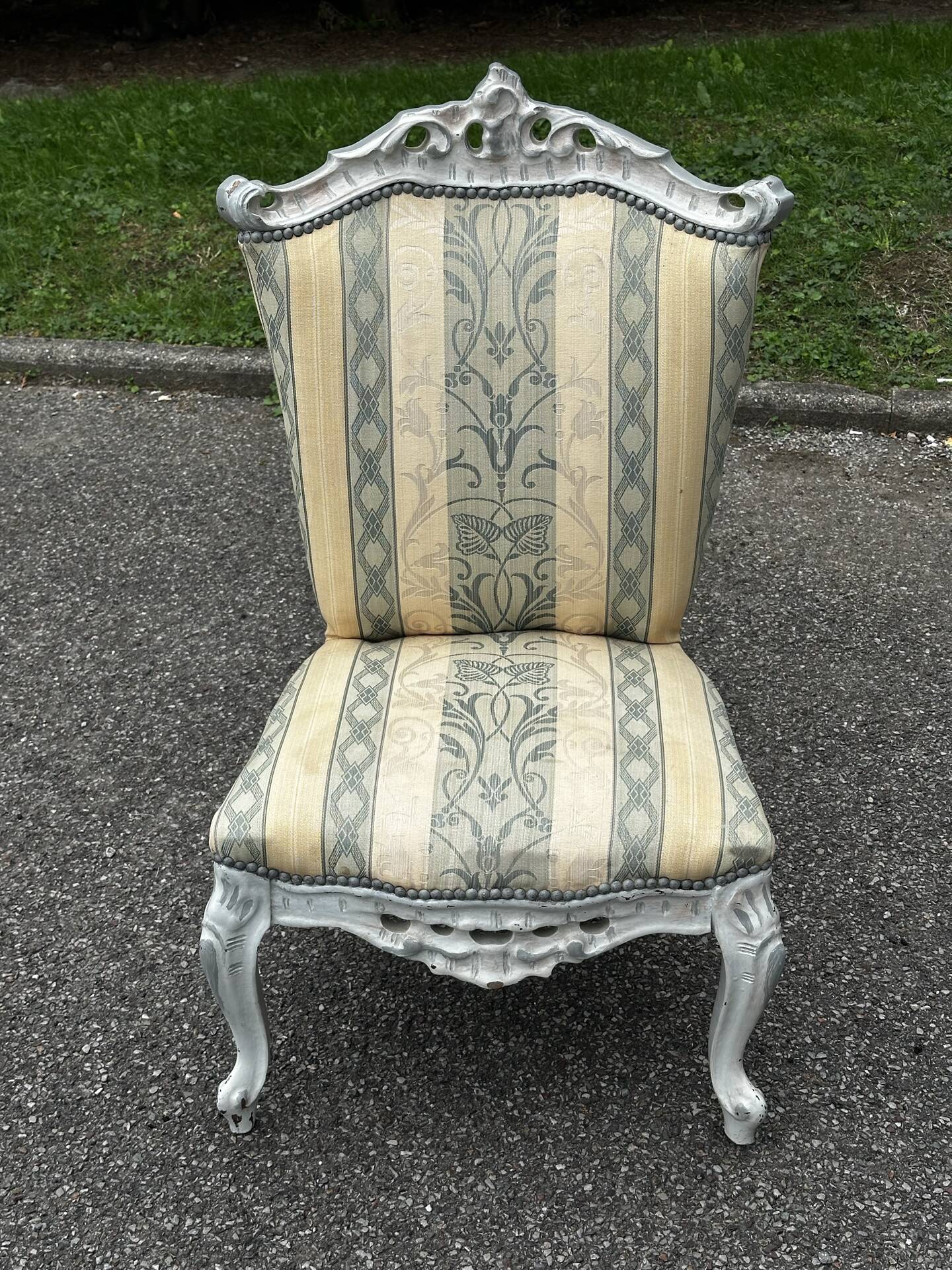 Chauffeuse de style Louis XV avec repose-pieds assorti – XXe siècle