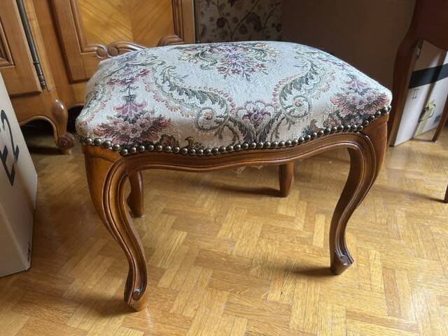 Upholstered chairs in cherry wood, Regency style, Louis XIV with its footrest (set).