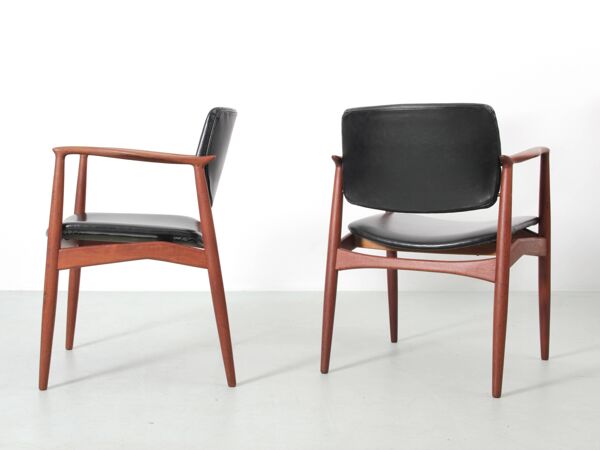 Paire de fauteuils scandinaves en teck modèle 66