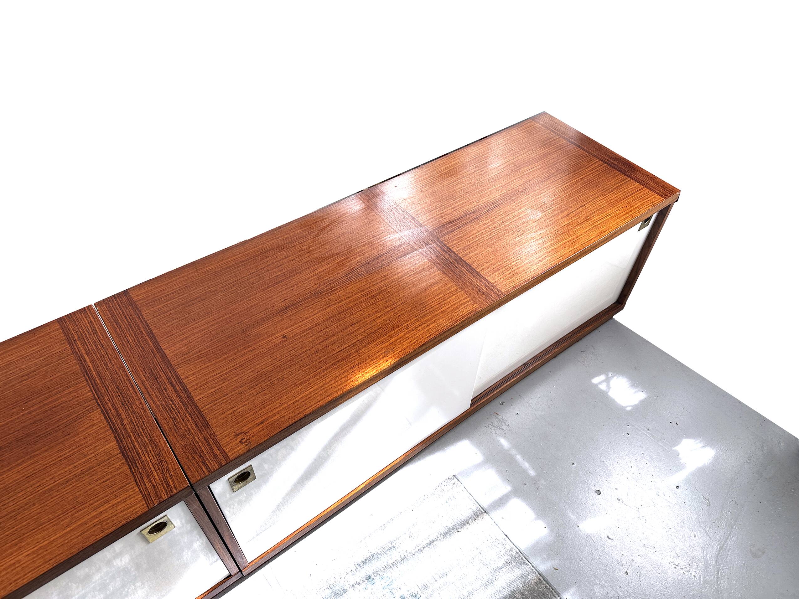 Deux buffets scandinaves (danois) en teck fin avec portes coulissantes