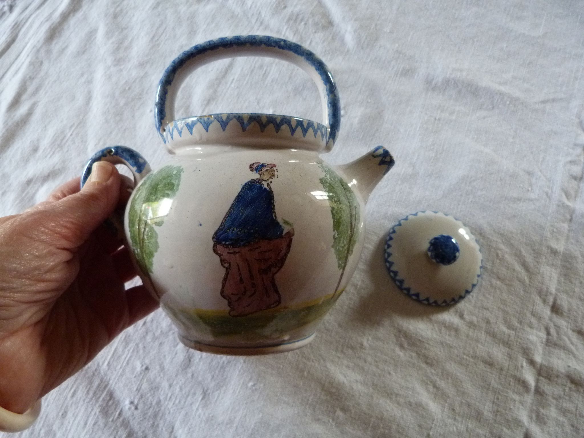 Pichet XIXème siècle faience de Charolles personnages naifs