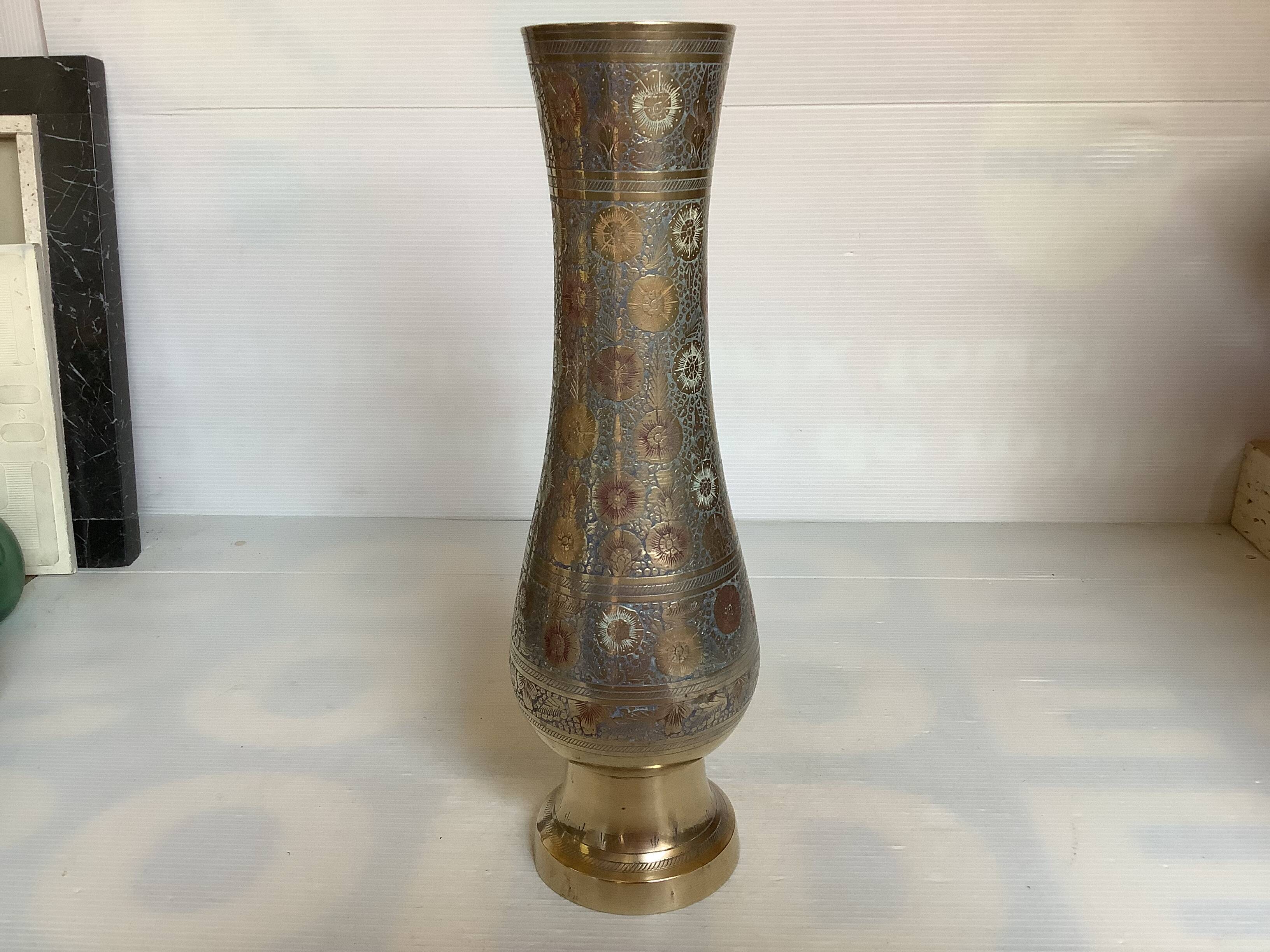 Vase en laiton travaillé