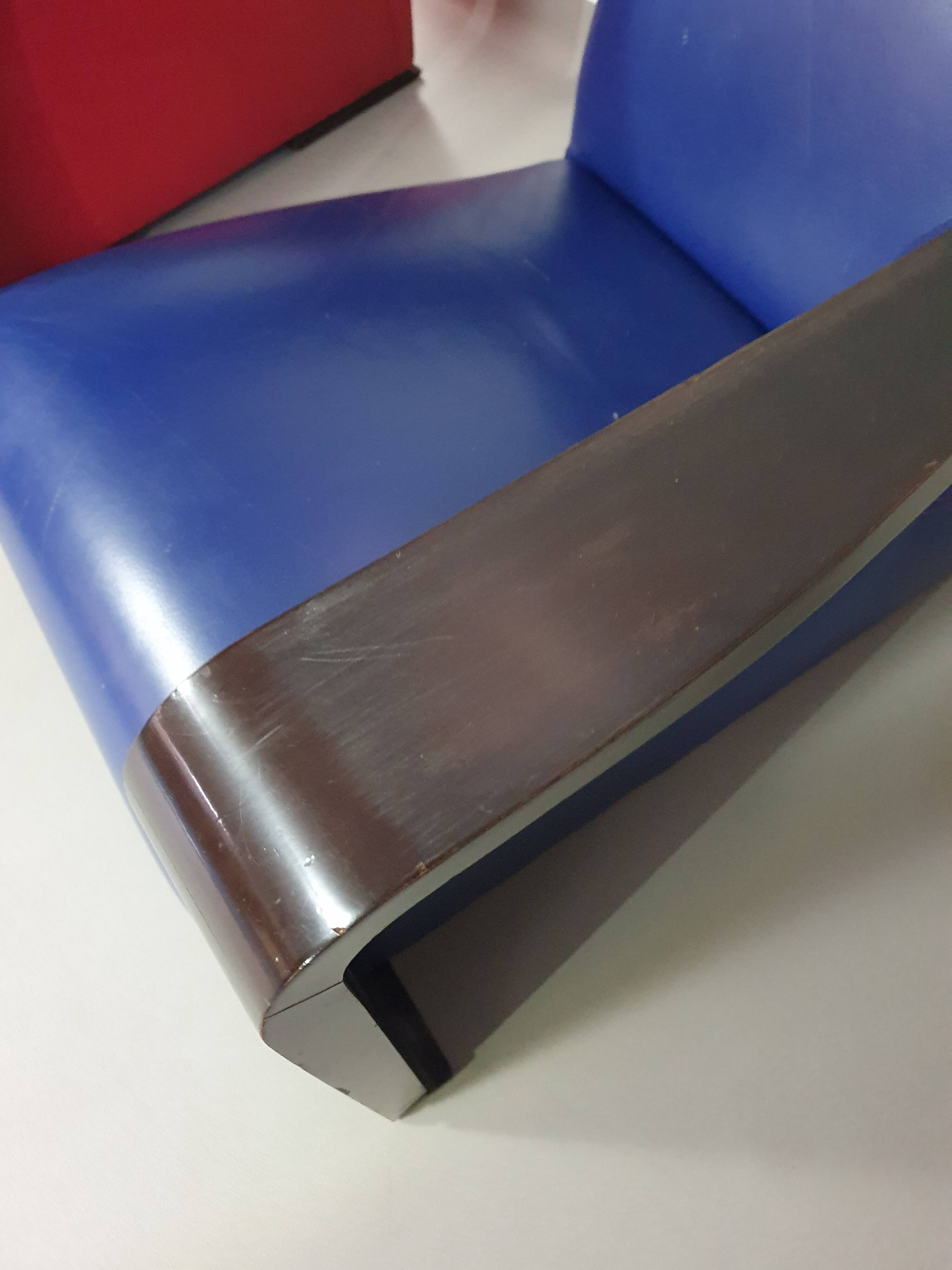 4 x Vintage Ying lounge chairs / fauteuils van Hugues Chevalier,'90. 3 x blue / 1 x red leather