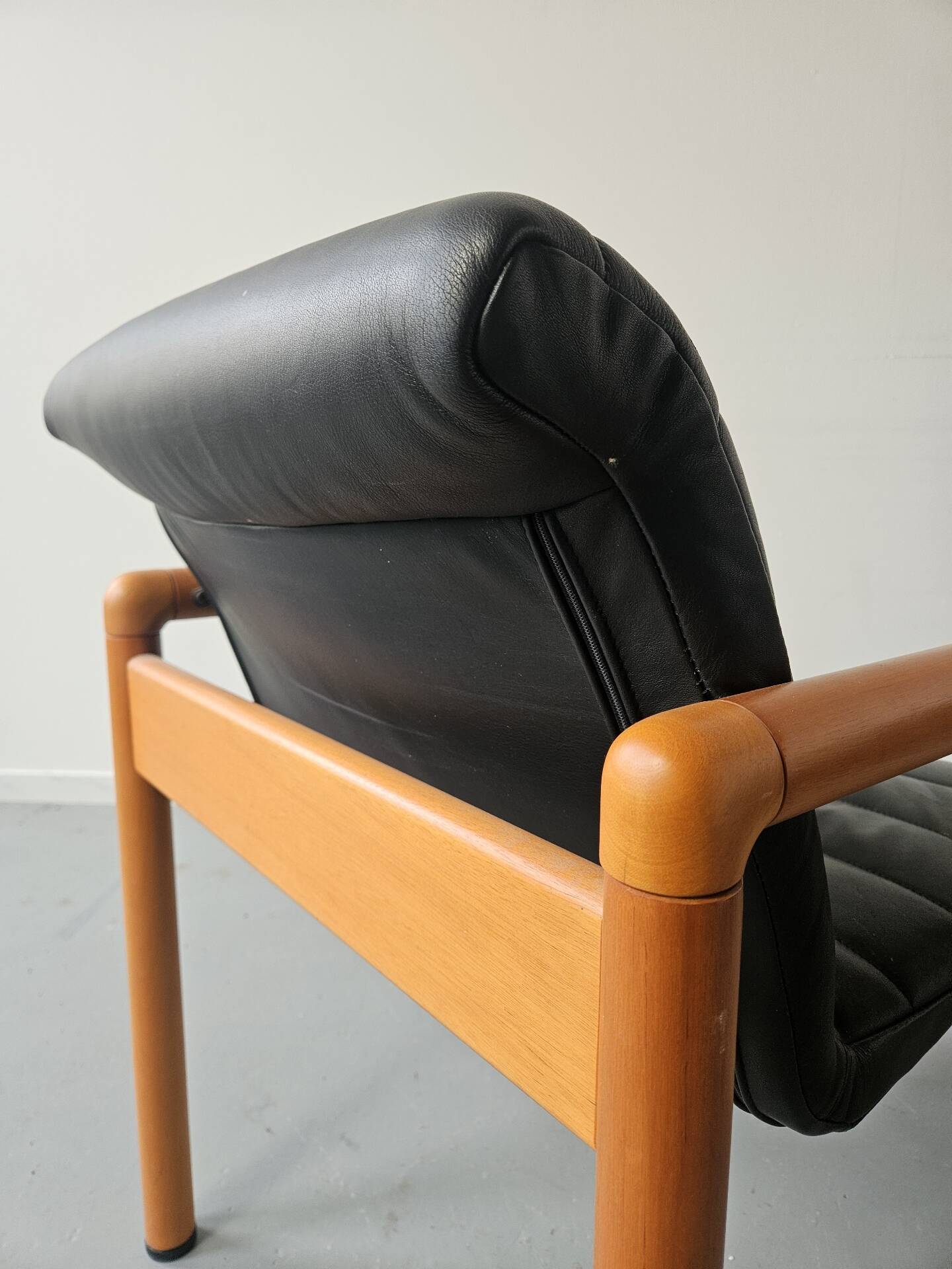 Pair of vintage Flototto armchairs in leather and wood, 1980s.