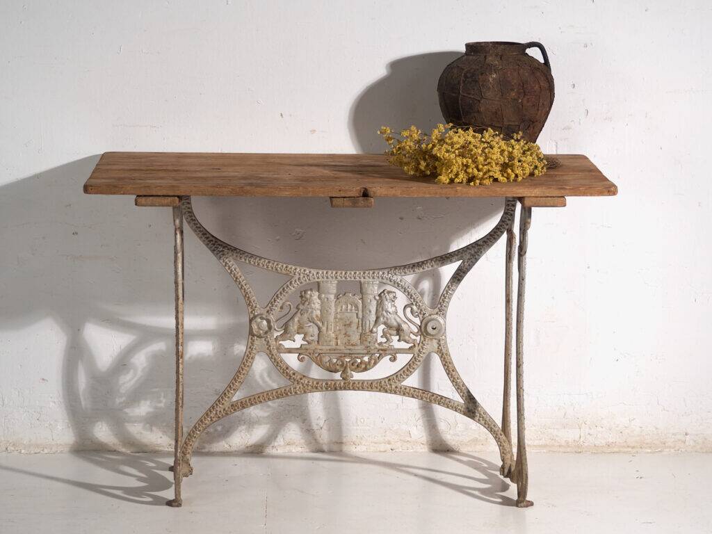 Table de jardin ancienne en fonte – Europe centrale, vers 1900
