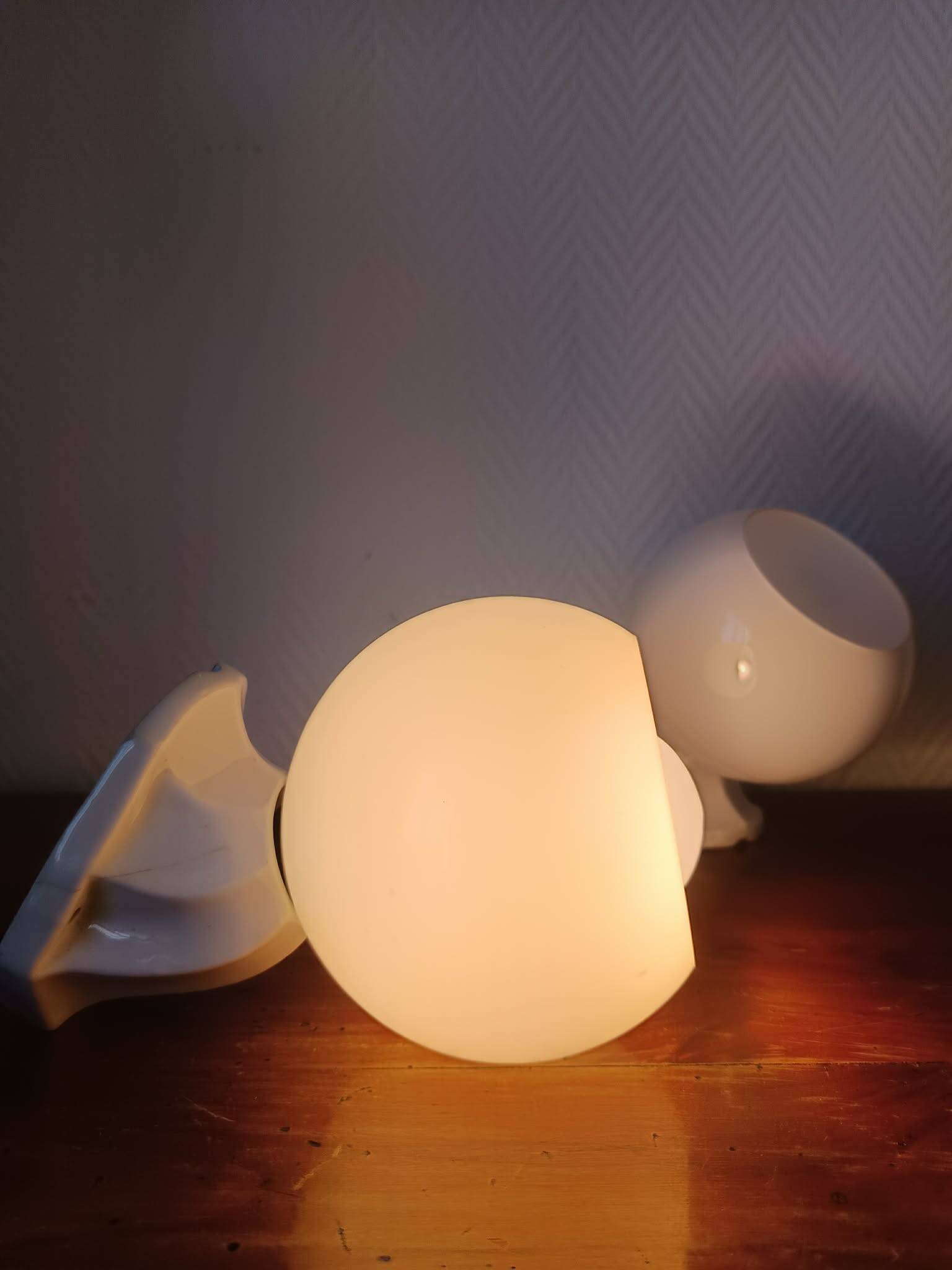 Pair of porcelain and opaline wall lights in Art Deco style