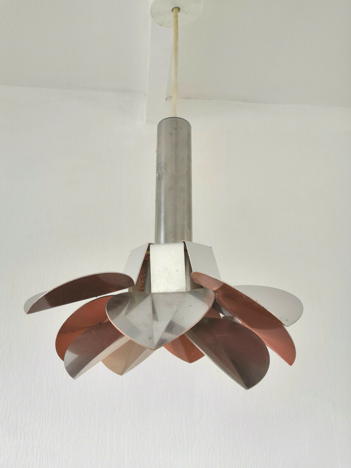 Suspension metal petals two-tone design 70s