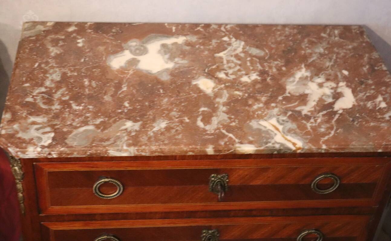 Commode sauteuse en bois de plaquage