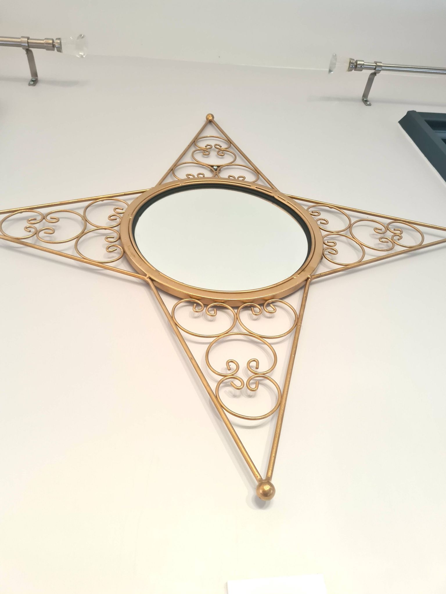 Miroir étoile doré en métal – décoration murale de charme