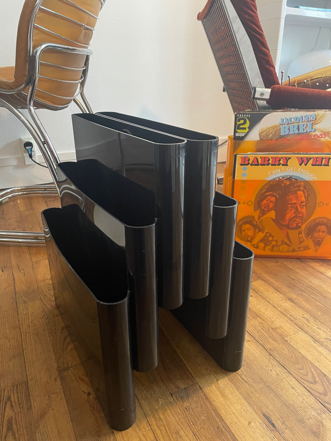 Magazine rack 4675 by Giotto Stoppino for Kartell 1970