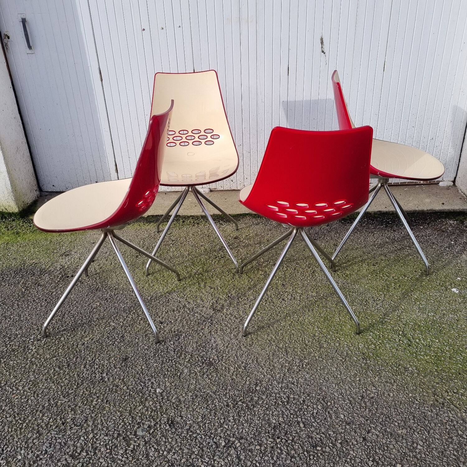 Guzzini dining set, round glass table and 4 shell chairs.
