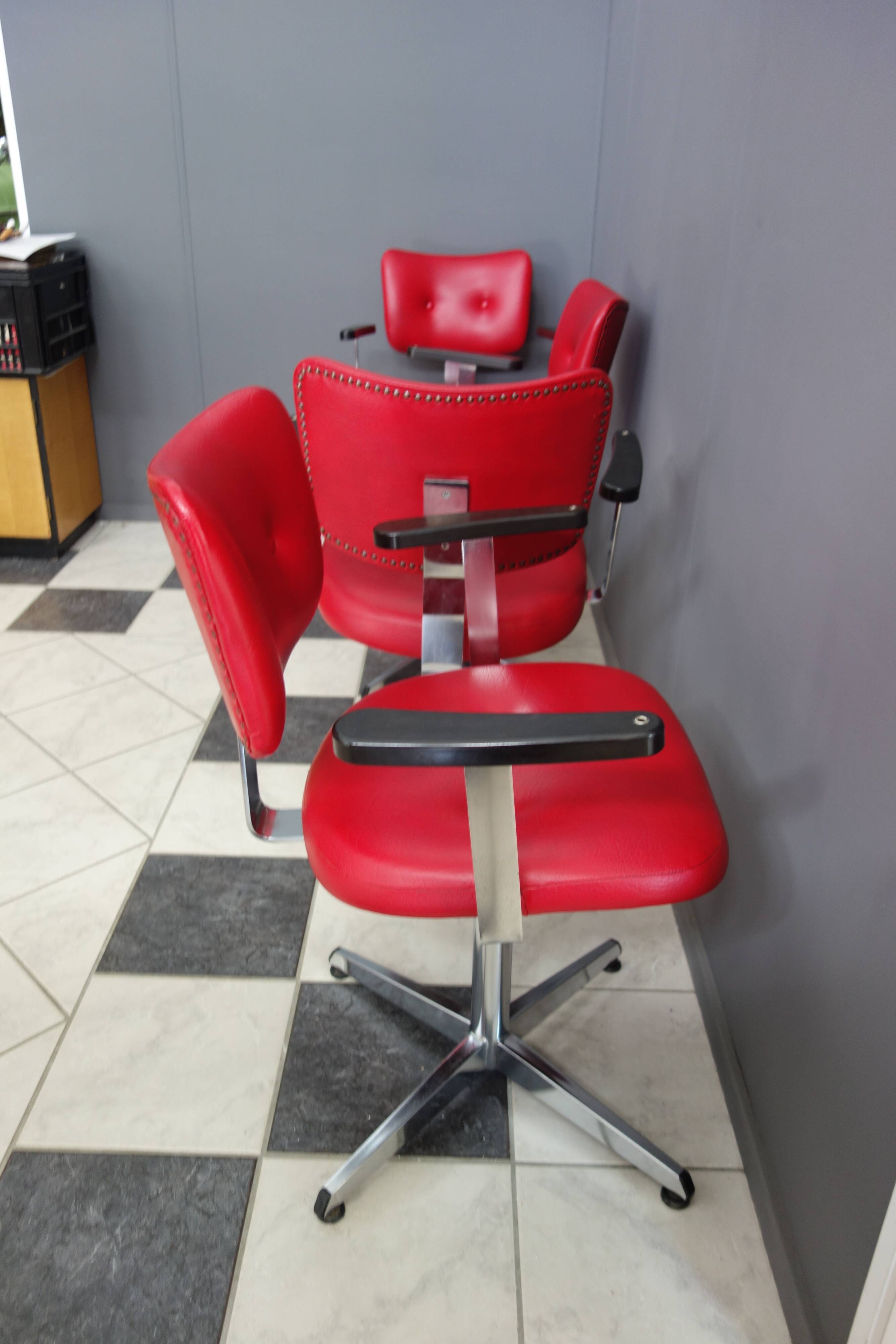 Quatre chaises de barbier en cuir rouge des années 1960 avec accoudoirs bakelite
