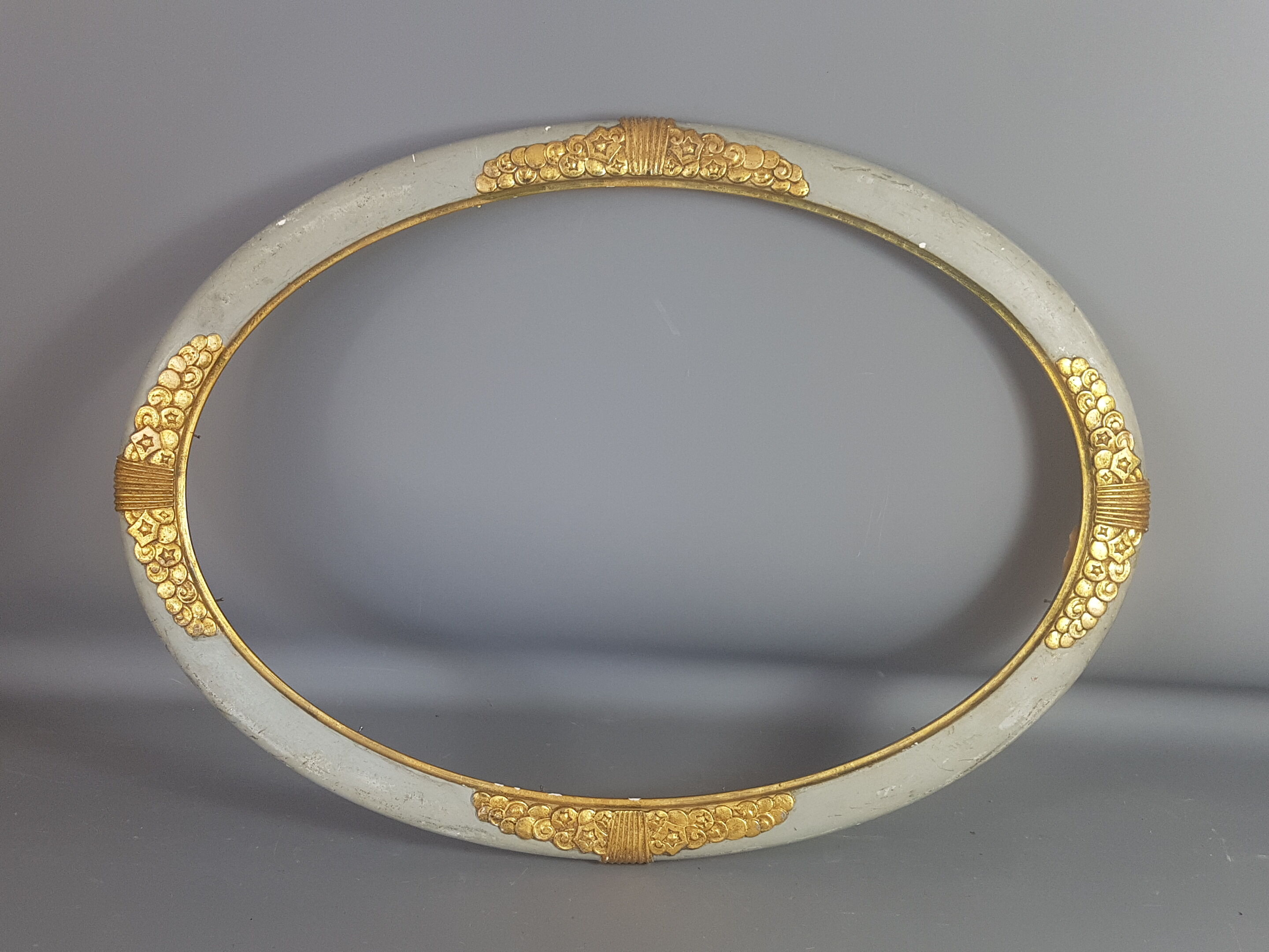 Old Art-Deco oval wood -stucco frame, 56x41 cm, 50x35 cm SB leaf