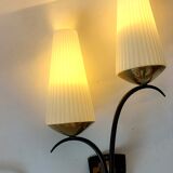 Applique en métal noir et laiton doré 1960 à deux lumières.