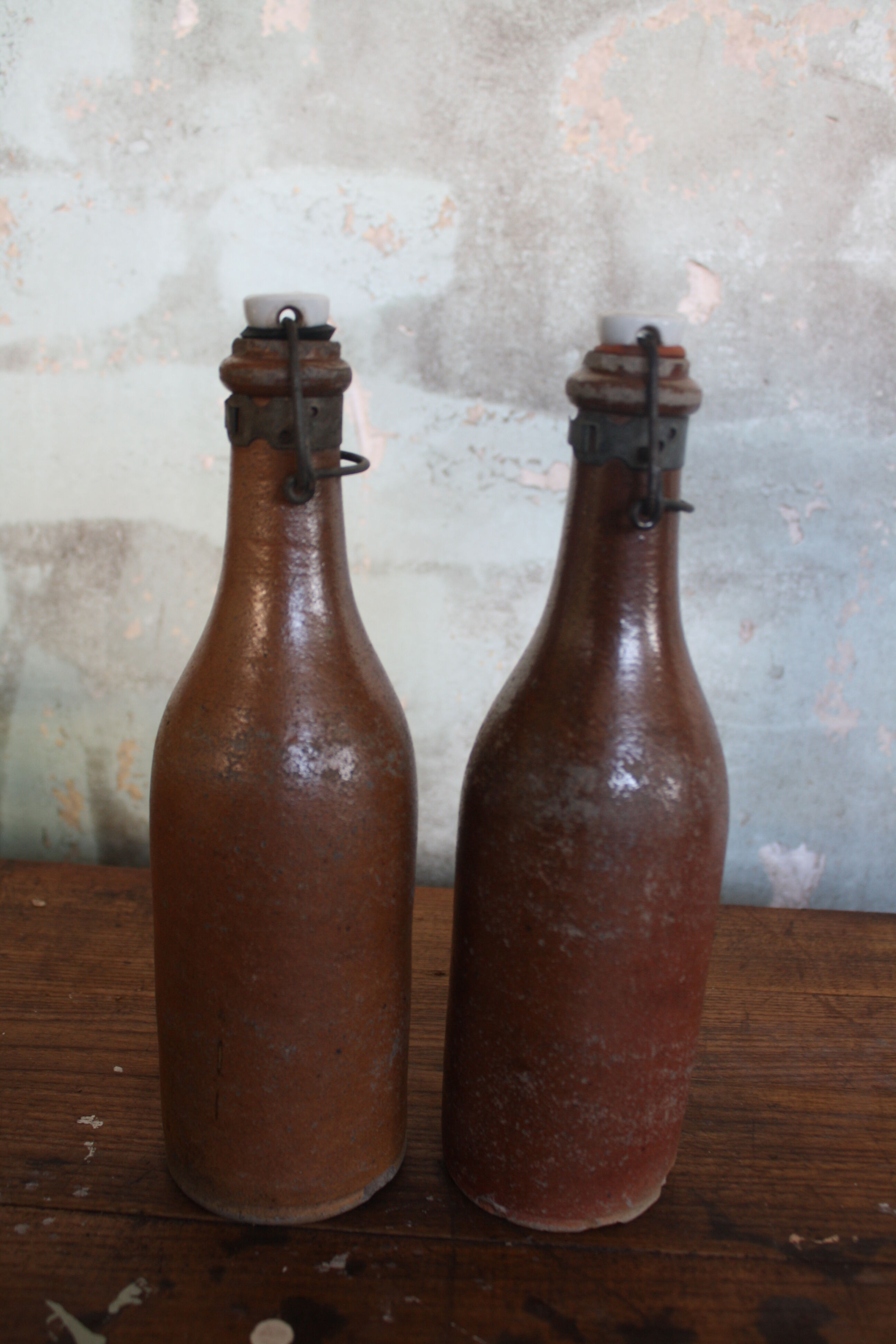 Set of 2 sandstone bottles with ceramic capsule