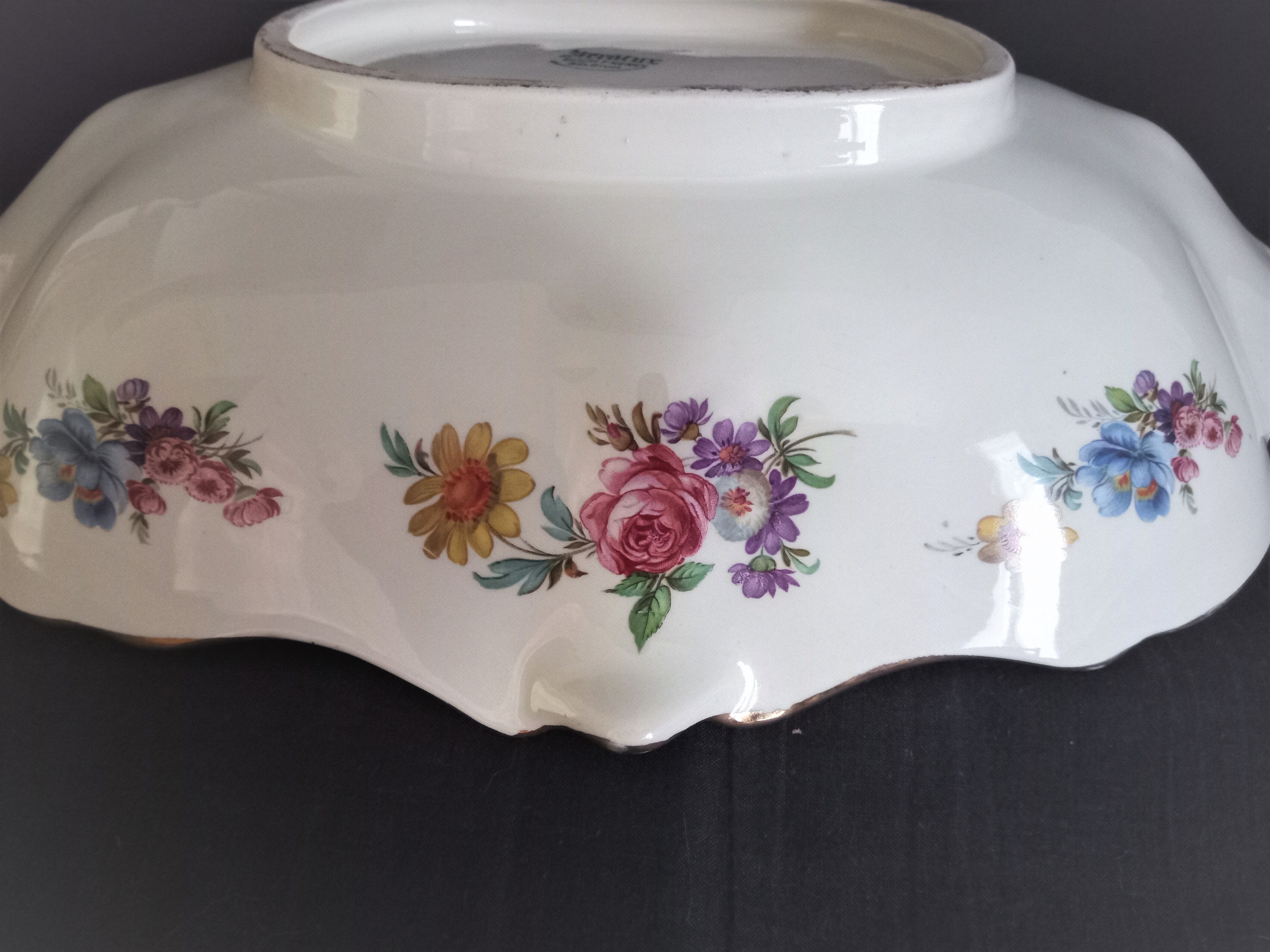 Boch Frères Keralux presentation dish with Saxony flowers