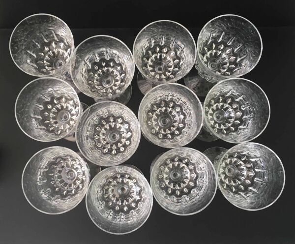 12 verres à vin en cristal taillé