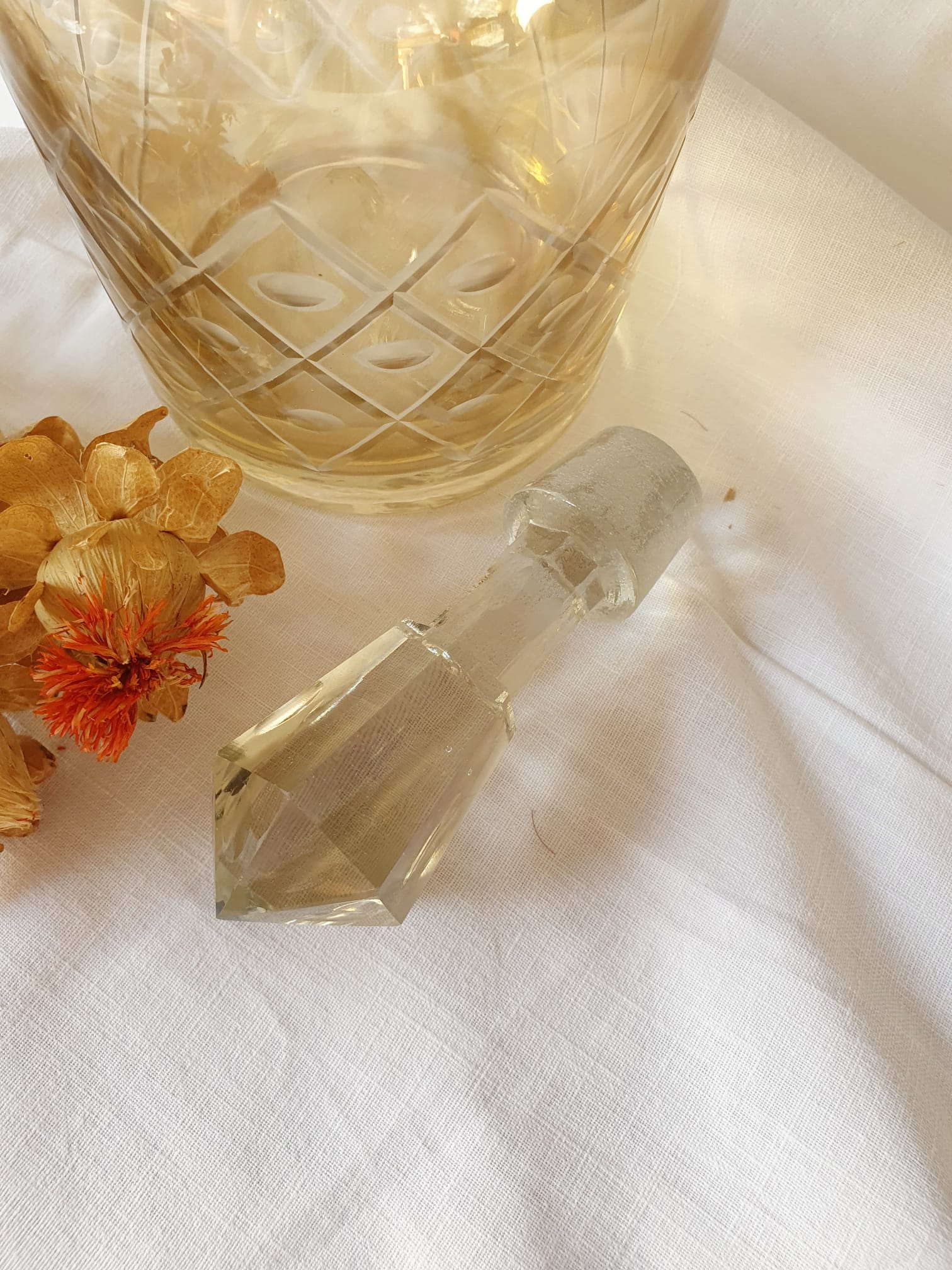 Carafe jaune en verre ciselé