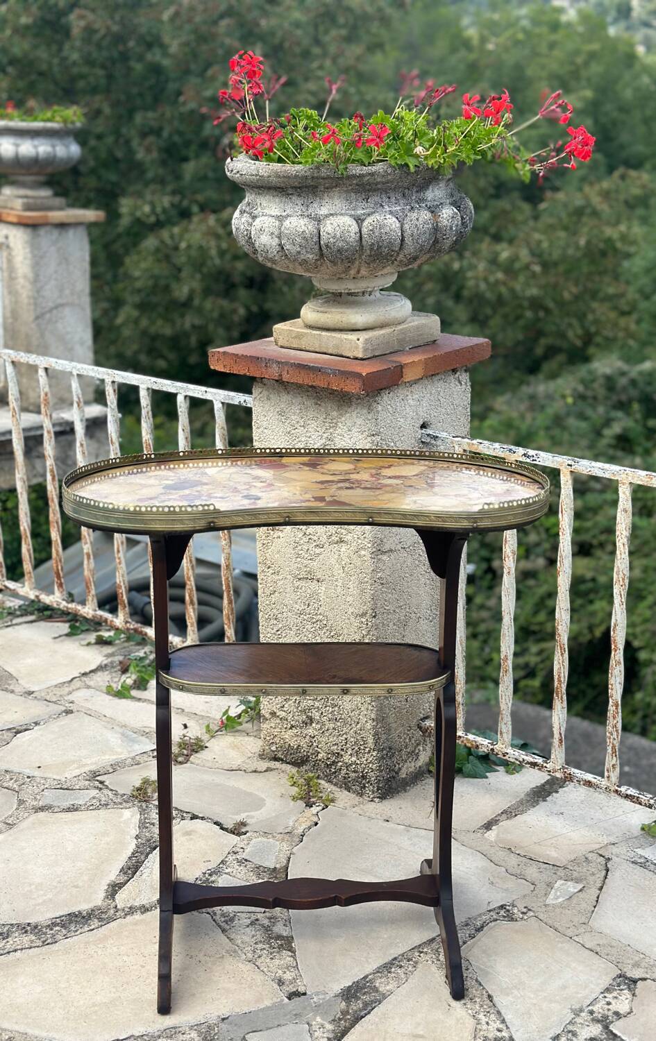 Small Louis XVI style kidney-shaped mahogany pedestal table