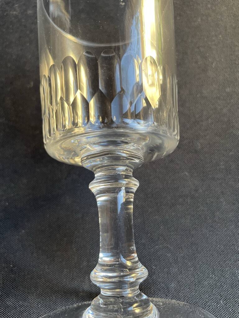 6 wine glasses – light cut crystal