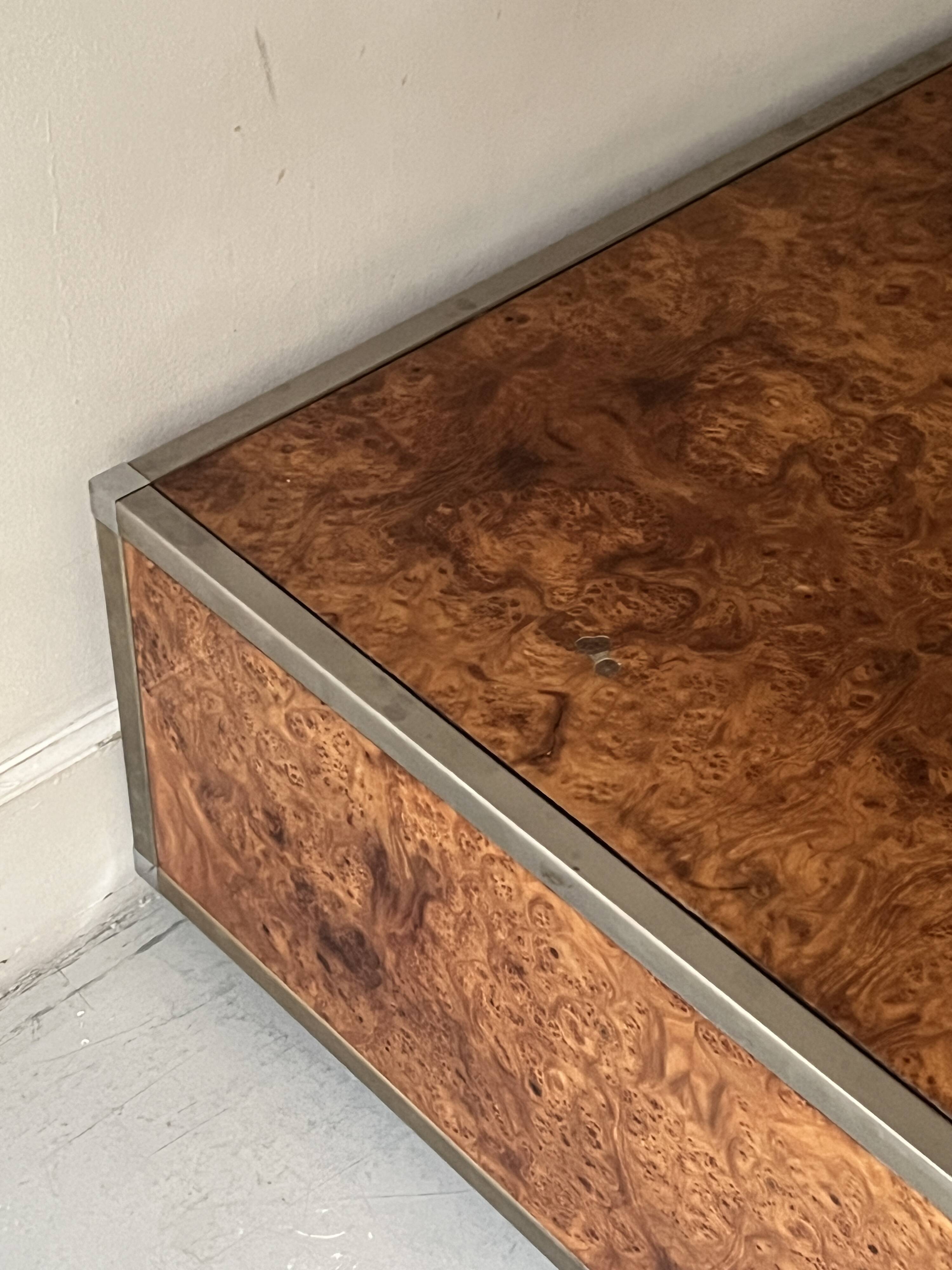 Square coffee table in metal and elm burl in the style of Willy Rizzo, 1970