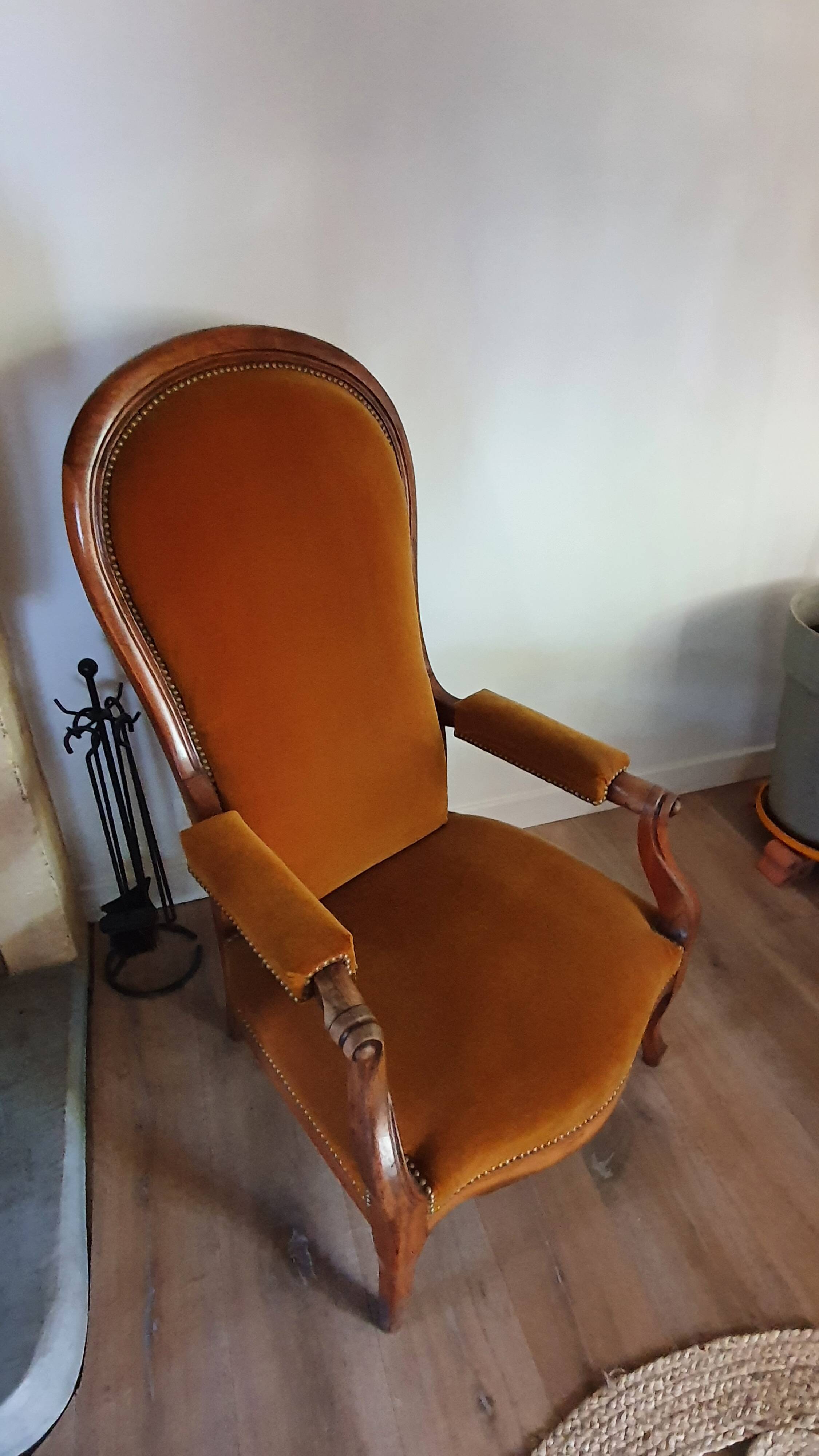 Voltaire armchair with amber velvet rack and pinion