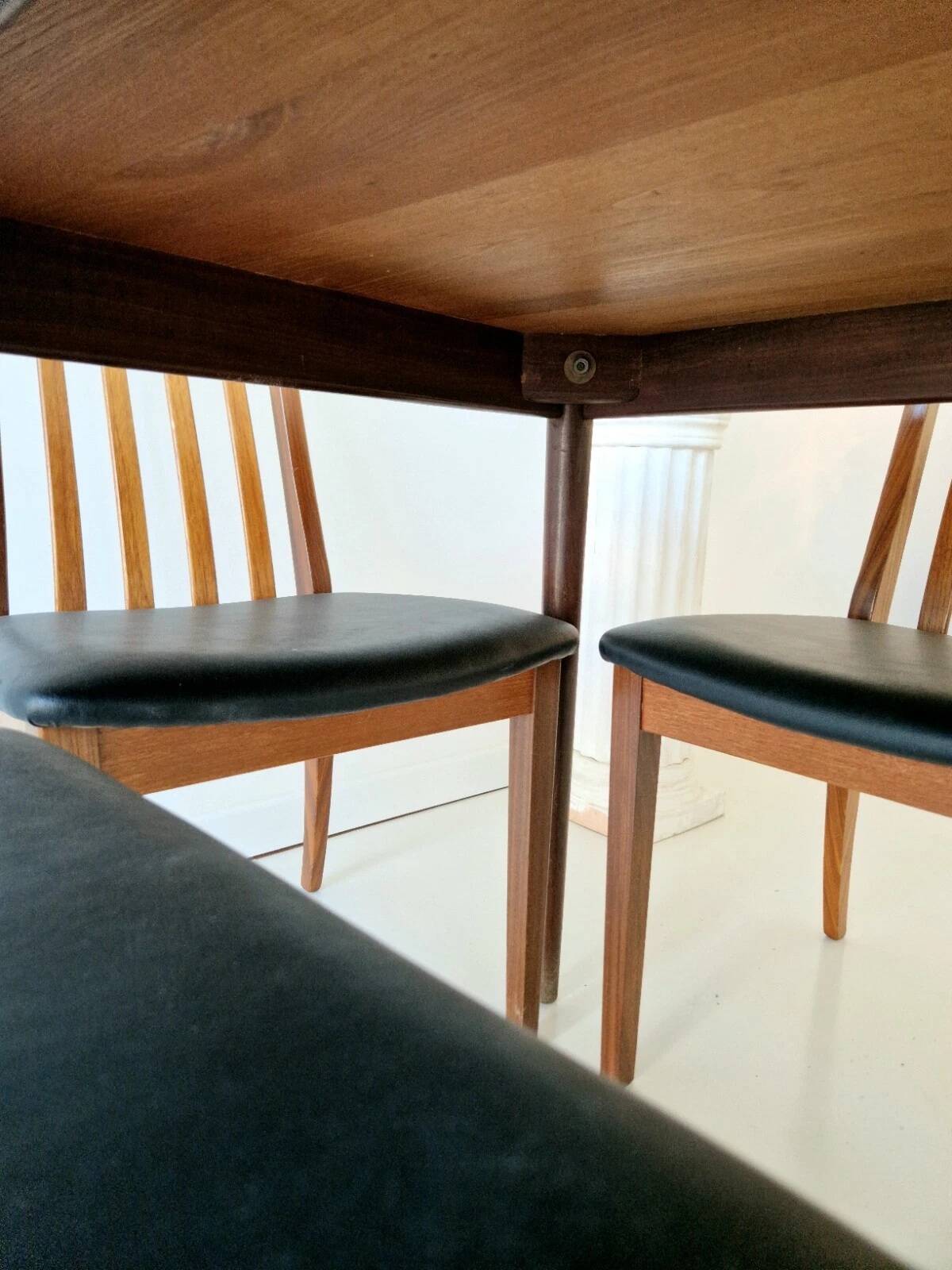 Ensemble de table et chaises GPLAN des années 1950, design d'intérieur.