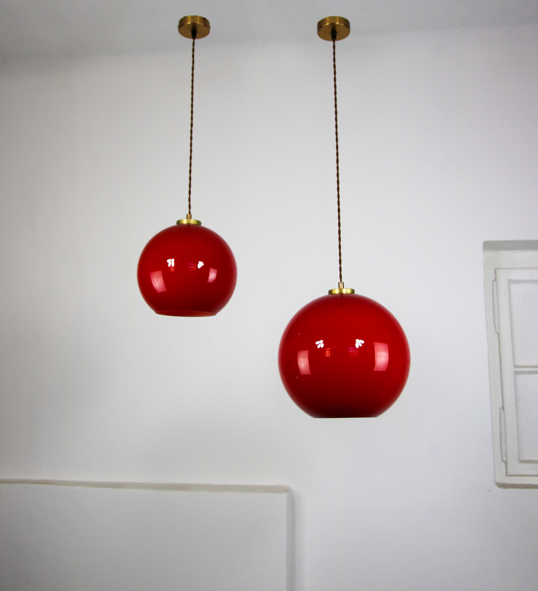 Suspension en verre rouge du milieu du siècle