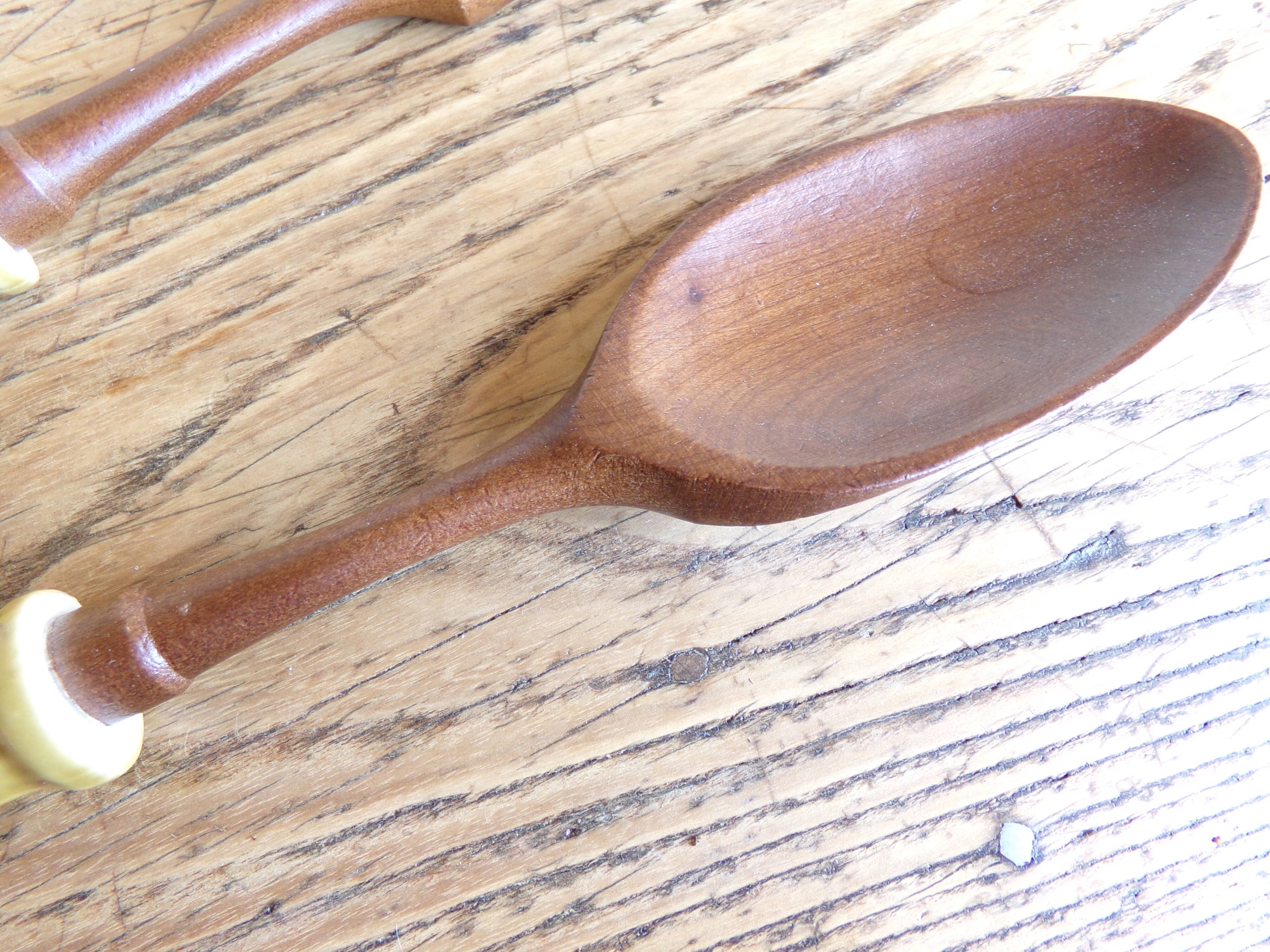 Wood and ceramic salad cutlery