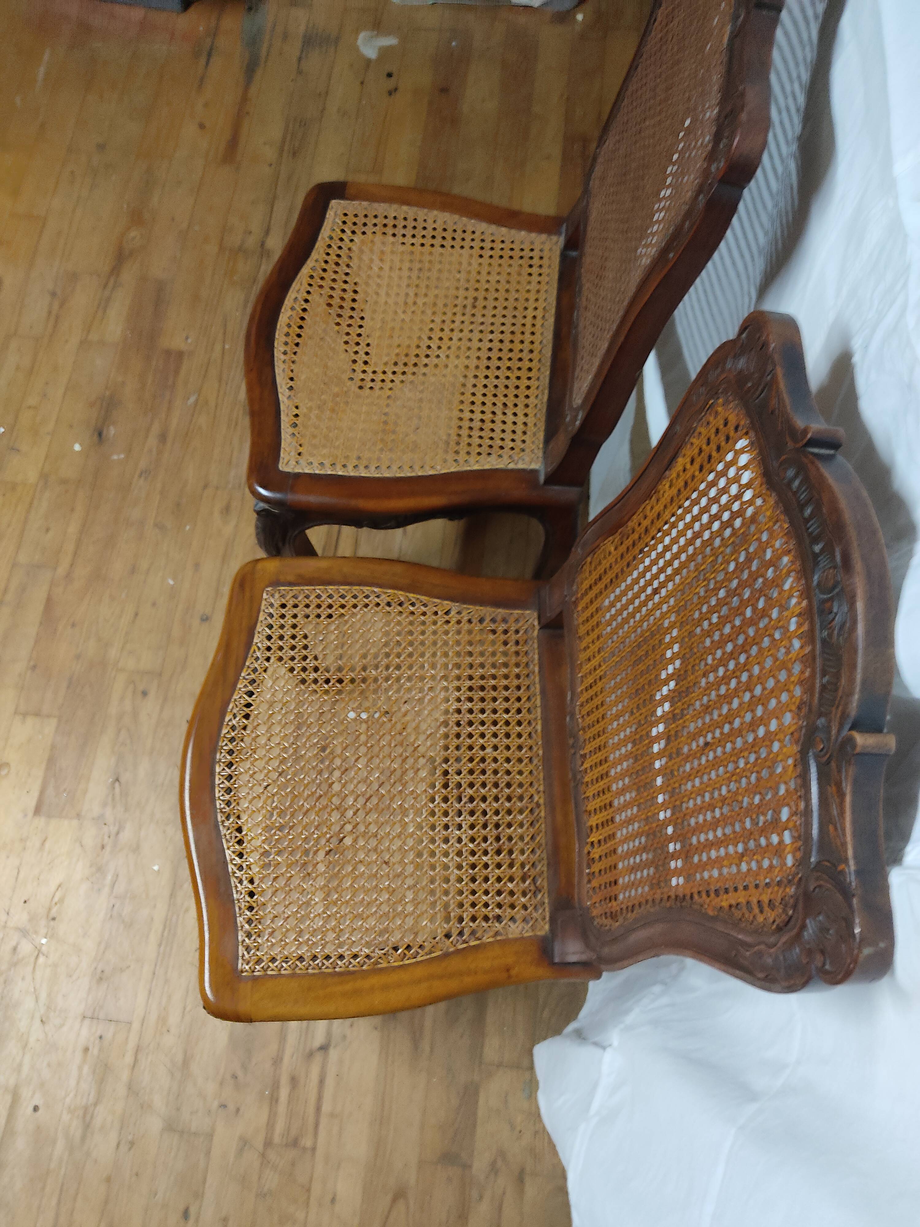 Chaises cannées noyer Louis XV
