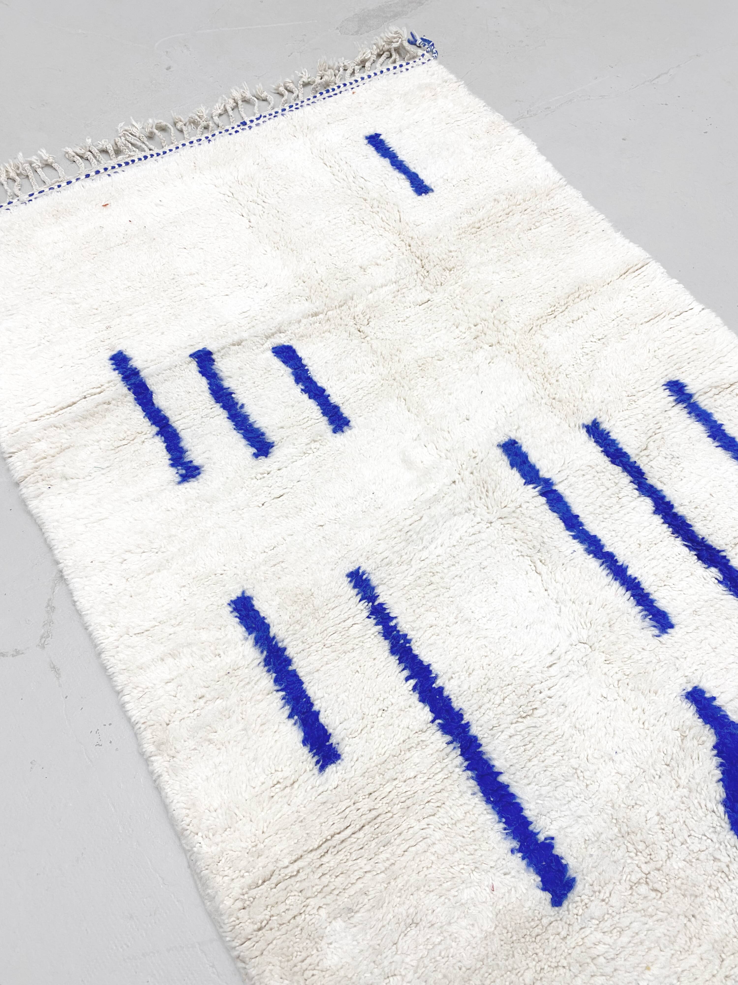 Ecru Beni Ouarain Berber rug with Majorelle blue patterns, 2.60x1.47m