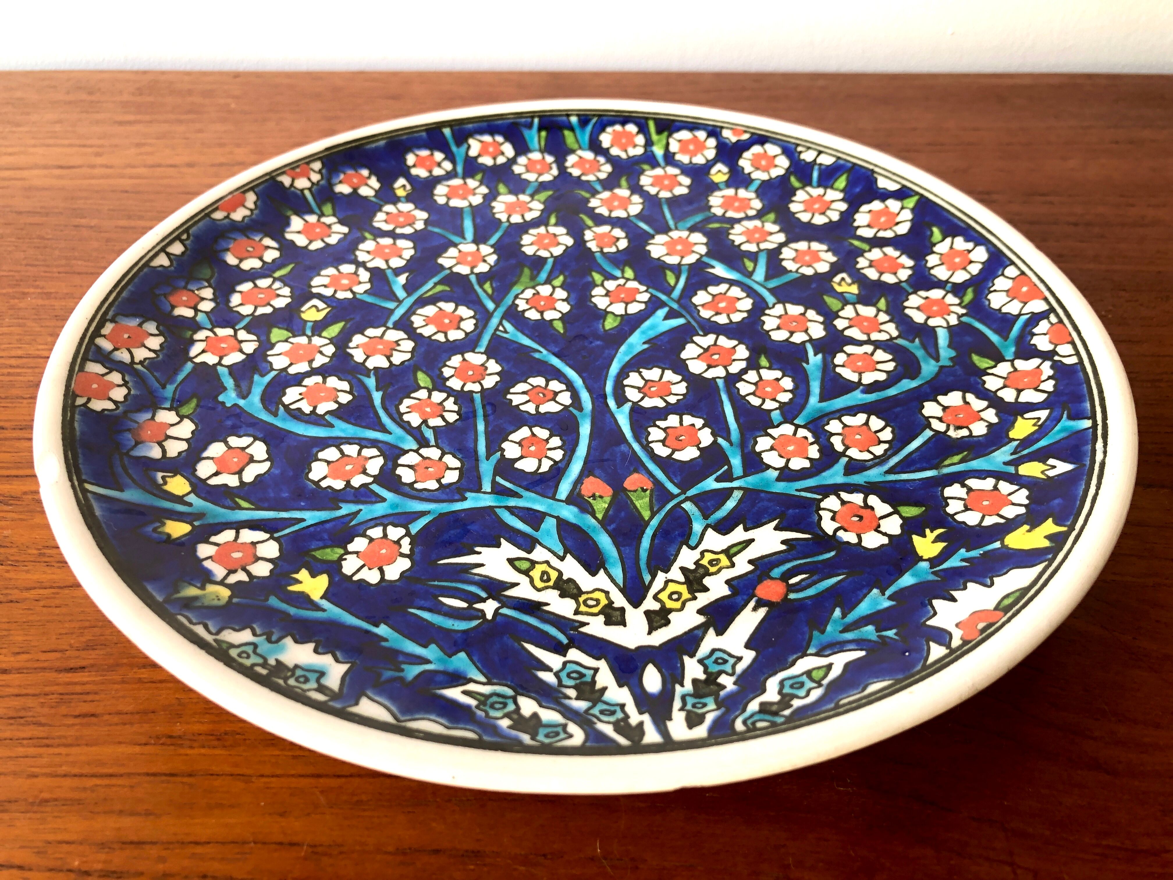 Kutahya collector's plate with Iznik Ottoman motifs