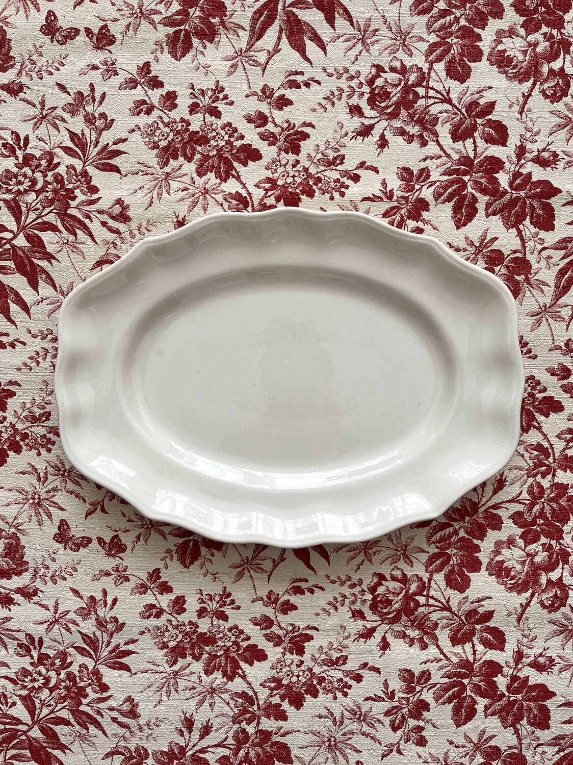 Scalloped oval dish in Saint Clément earthenware