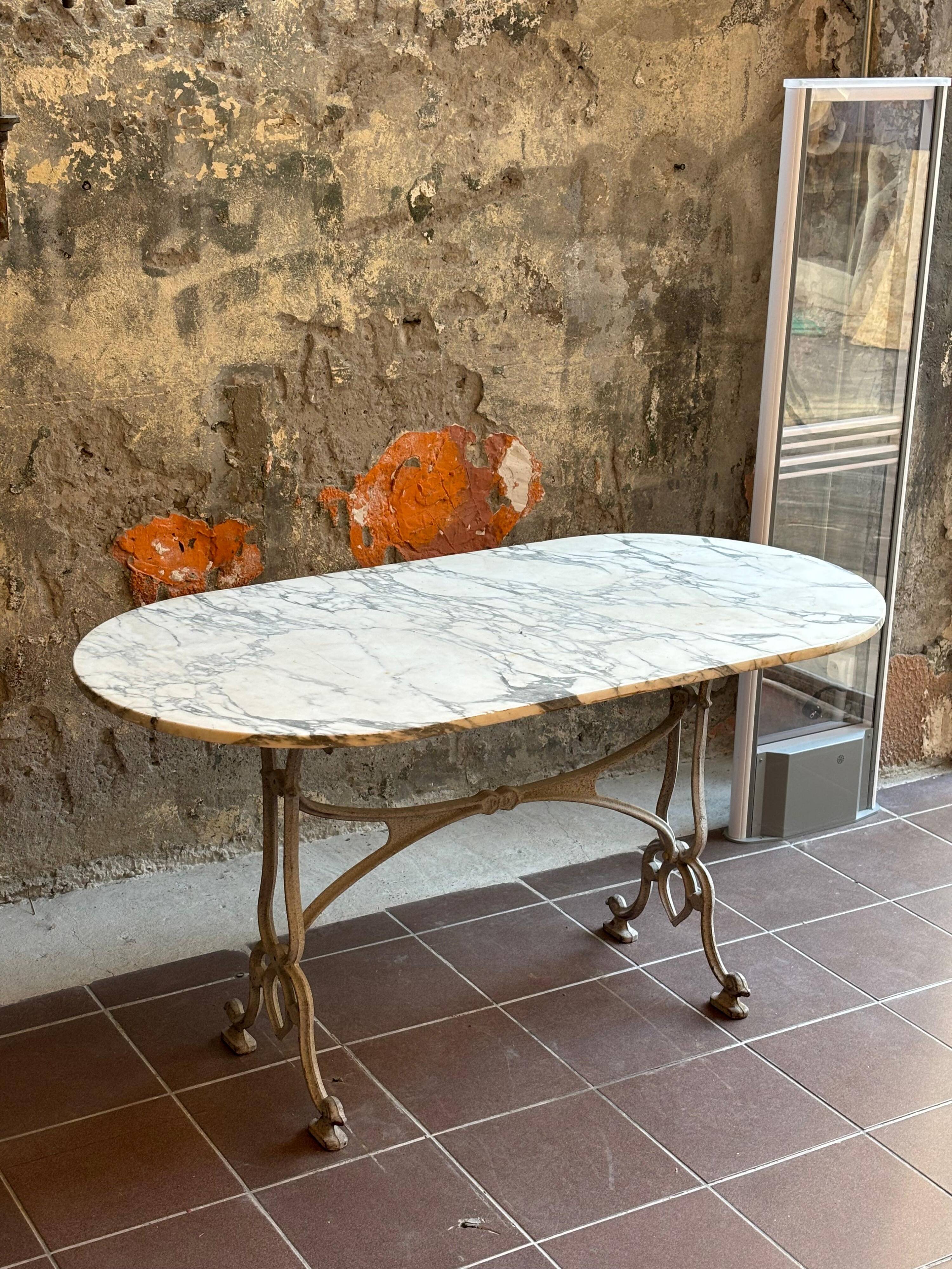 Oval table in white marble