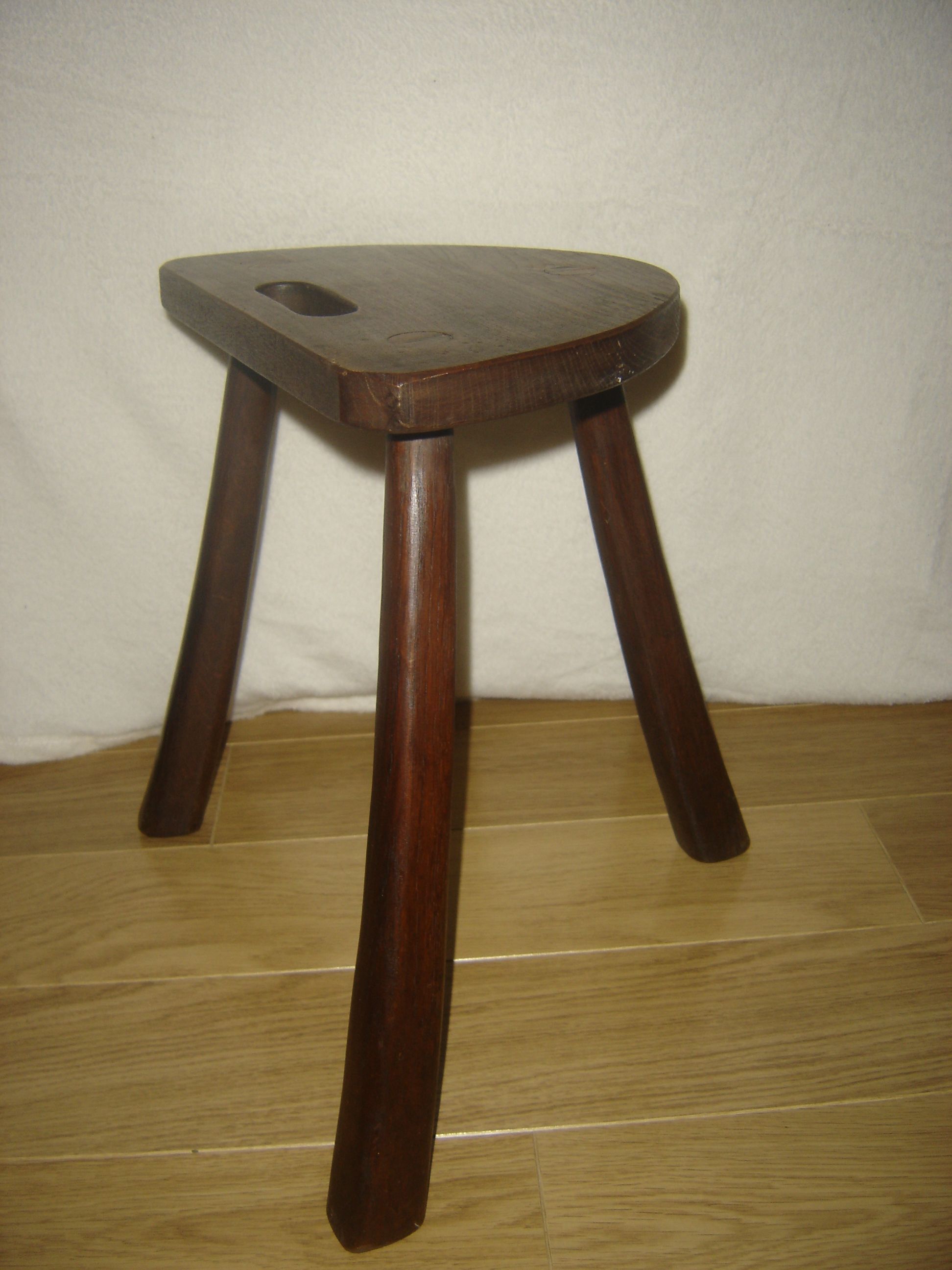 Tabouret en bois tripode