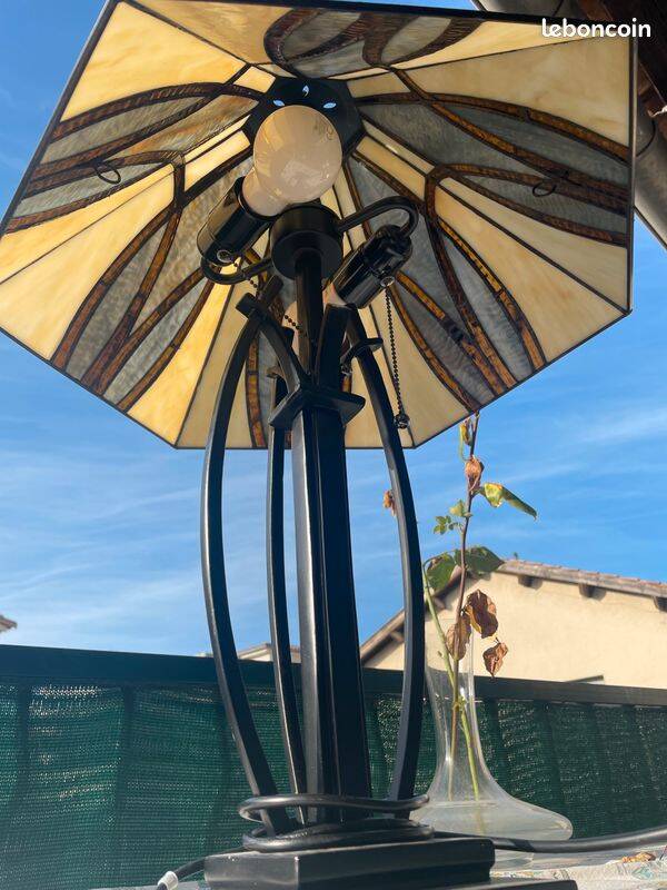 5913 table lamp with brown glass shade Tiffany type